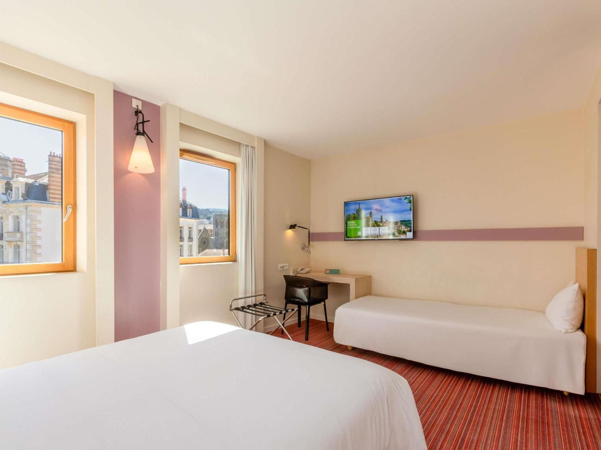 Standard Family Suite With One Double Bed And Twin Beds