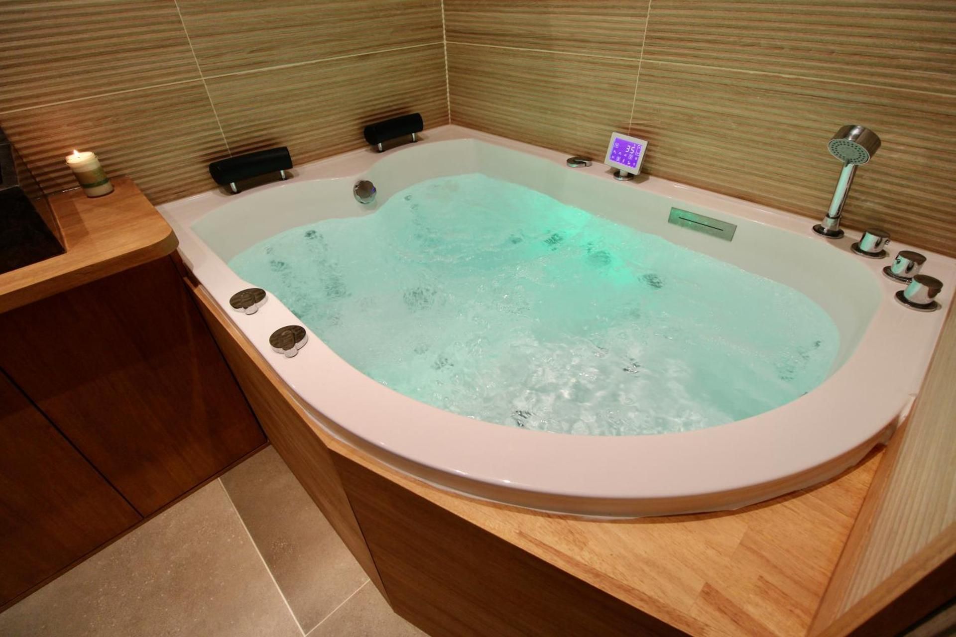 King Room with Spa Bath