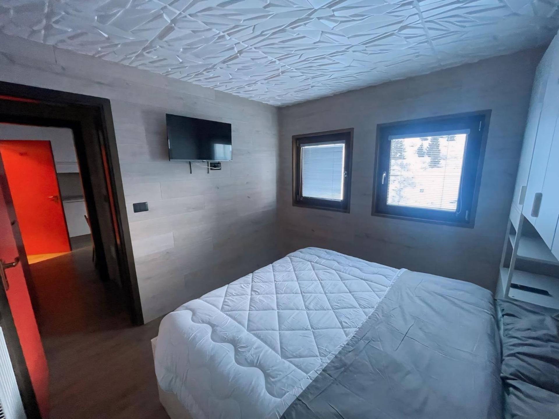 Apartment with Mountain View