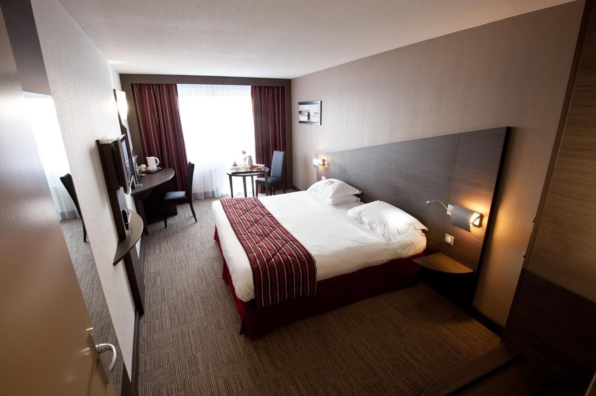 Standard room with a double bed