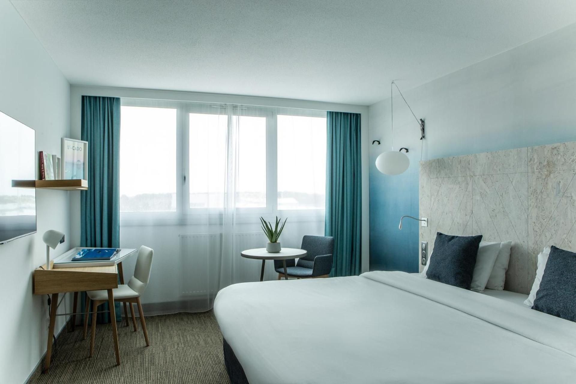 Standard room with a double bed