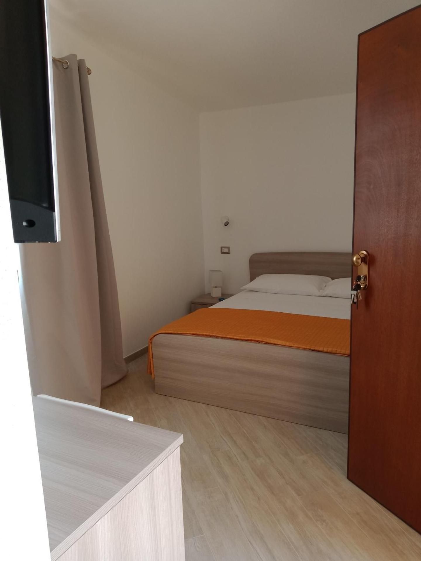 Deluxe Double Room with Side Sea View