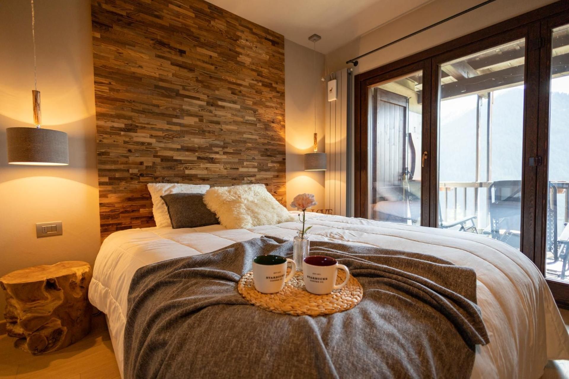 Apartment with Mountain View
