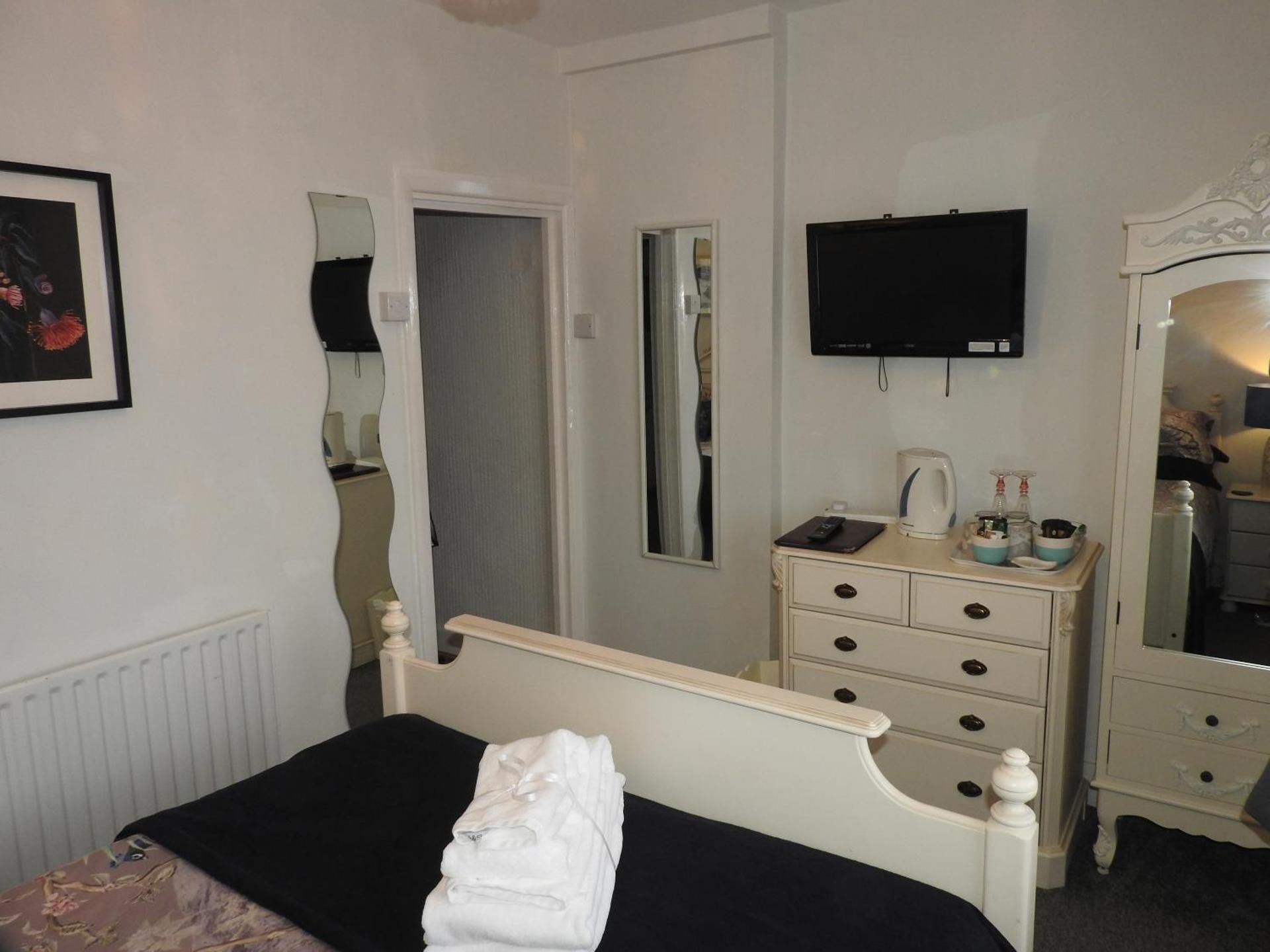 Beaches BandB Deluxe Double Room with Shower 3