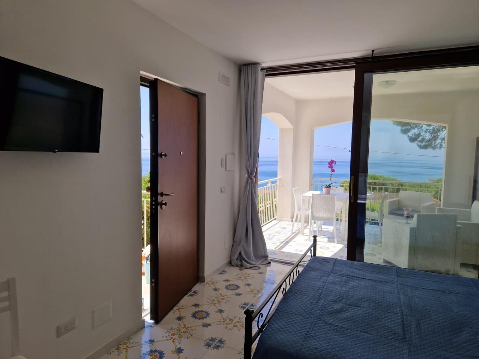 Deluxe Room (2 Adults + 1 Child)