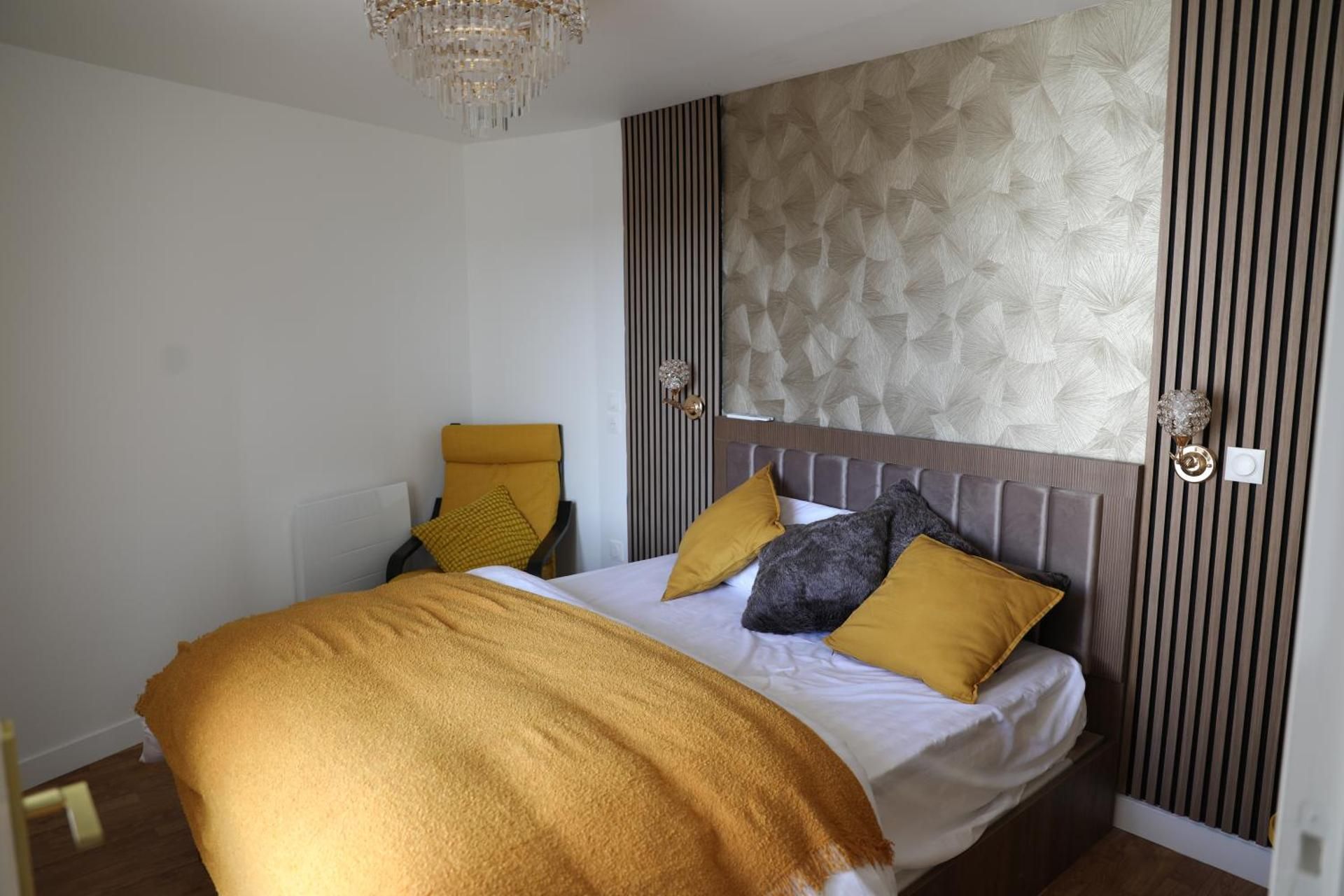 DELUXE APARTMENT