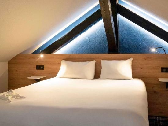 ibis Styles Colmar Centre Standard Family Suite with a double bed and twin beds 2