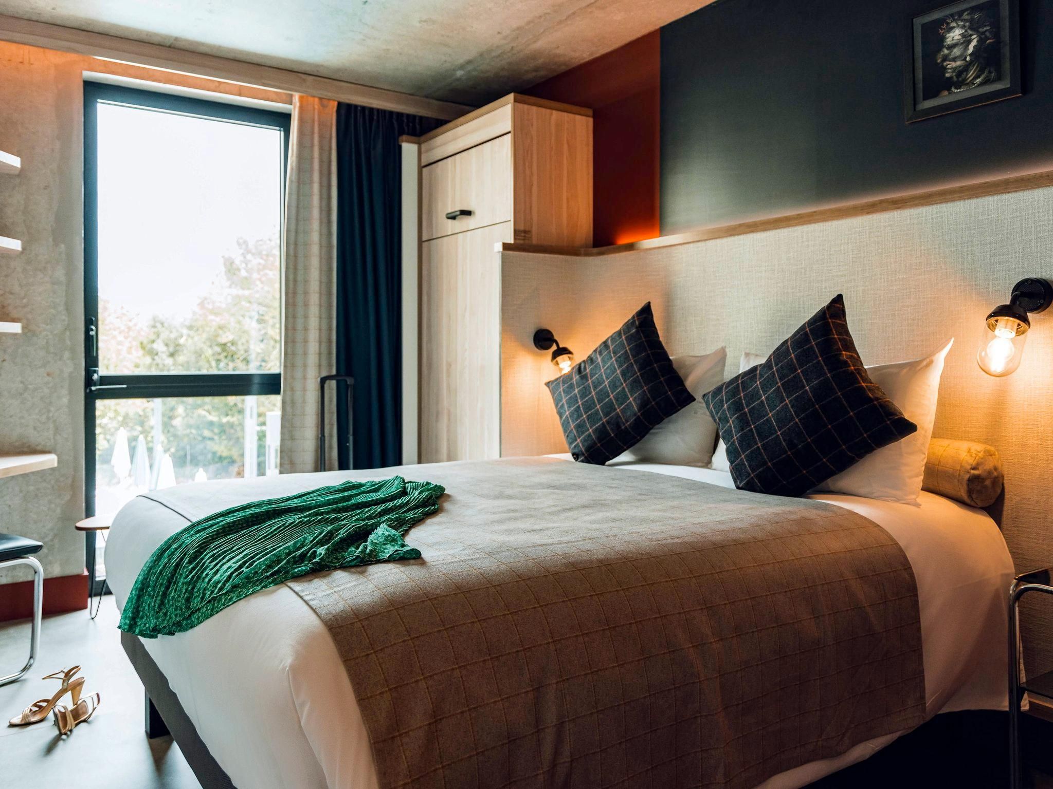 ibis Styles La Rochelle Centre Gare POP Room with 1 double bed and 1 single bed