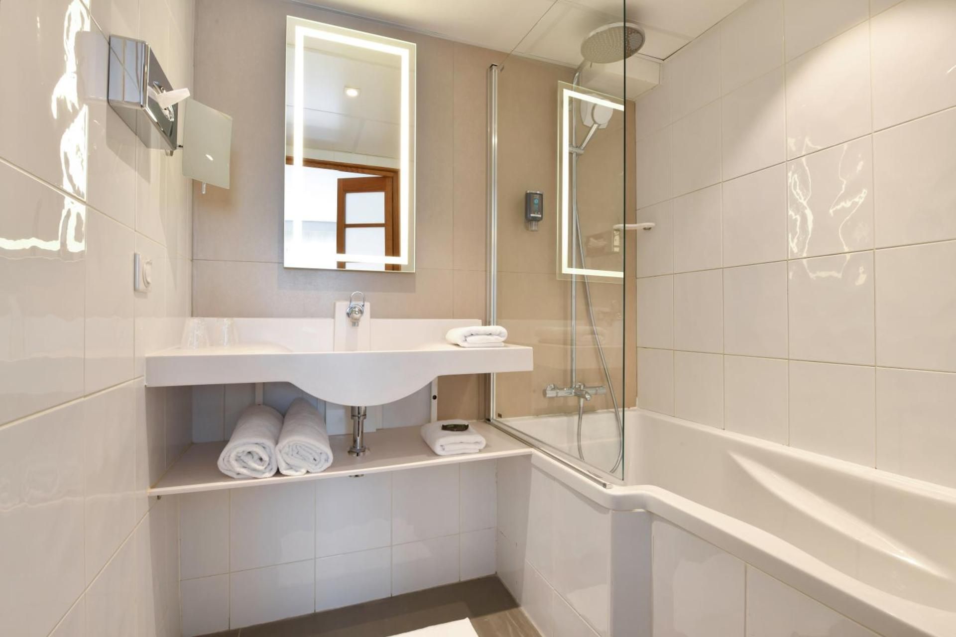 Novotel La Rochelle Centre Standard Room with 2 Single Beds 3