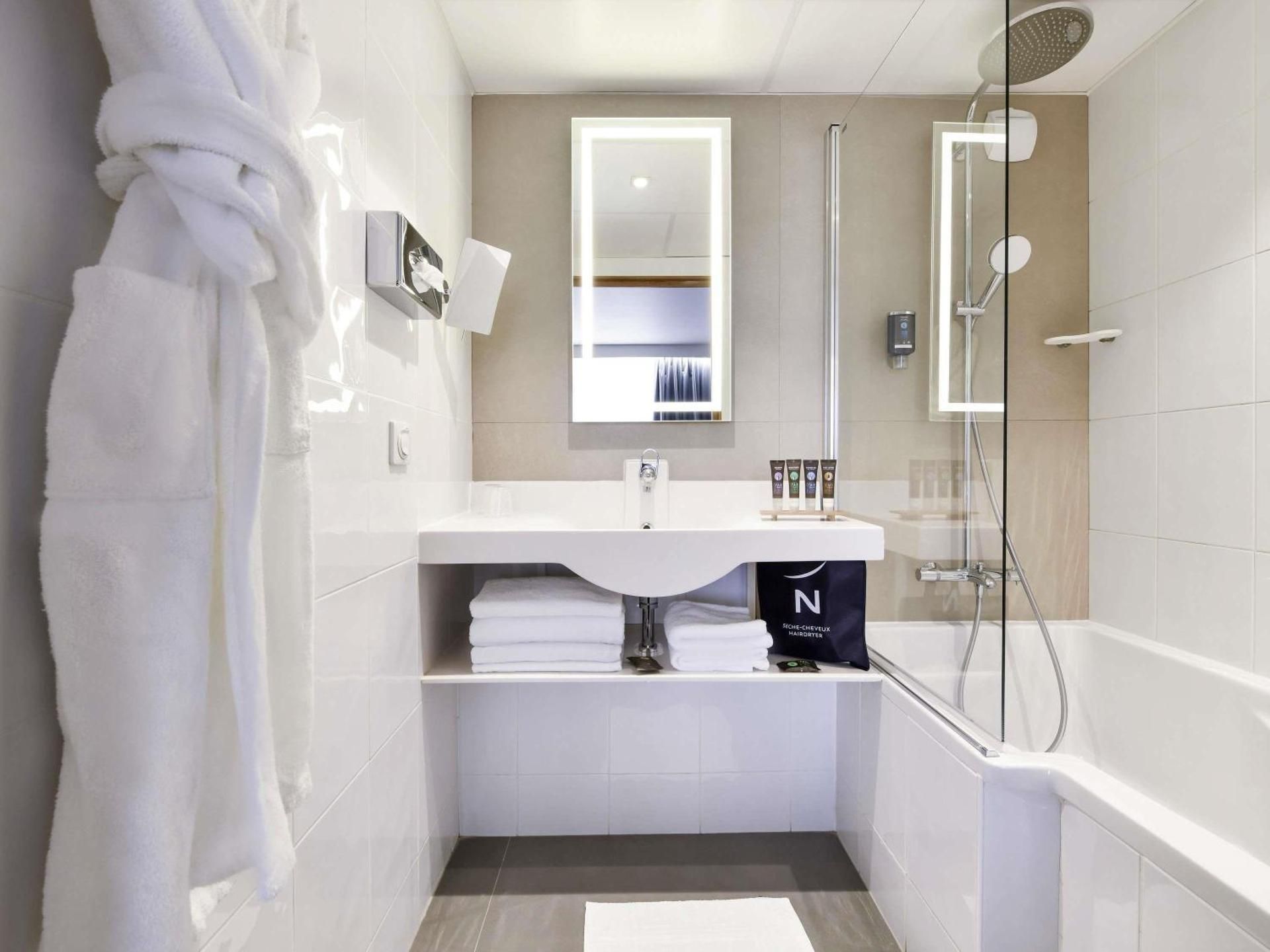 Novotel La Rochelle Centre Executive Room with 1 Double Bed and 1 Sofa 3