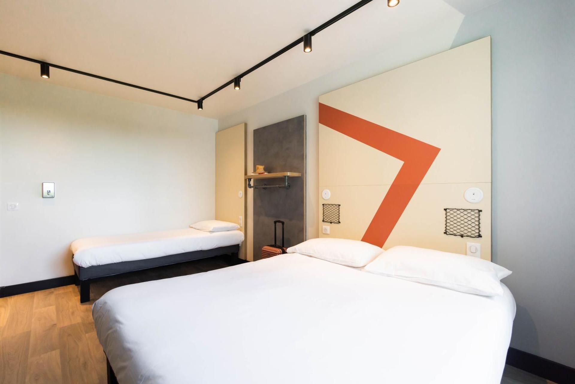 Bedroom with 1 double bed + 1 single bed - suitable for reduced mobility