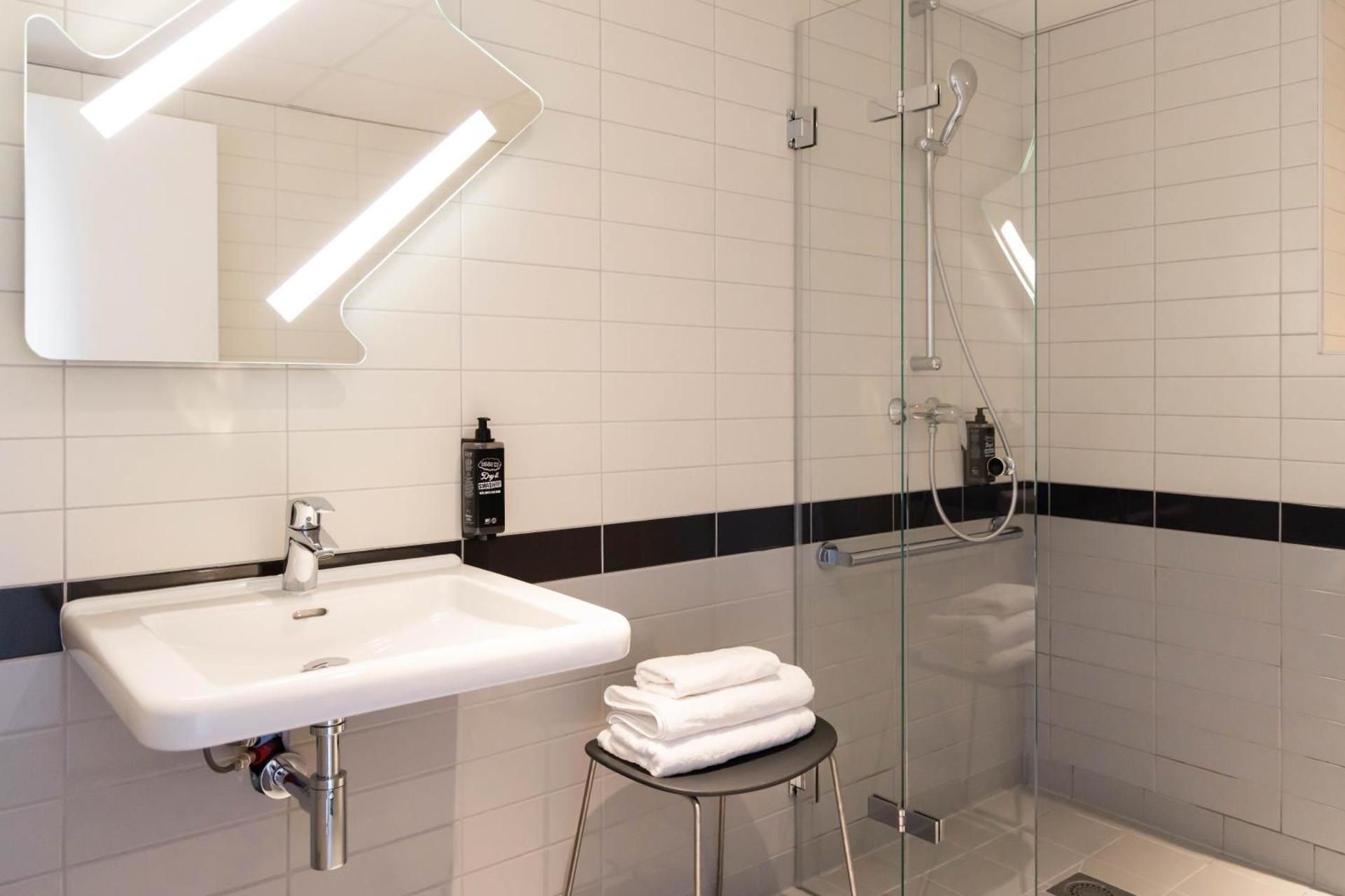 Bedroom with 1 double bed + 1 single bed - suitable for reduced mobility