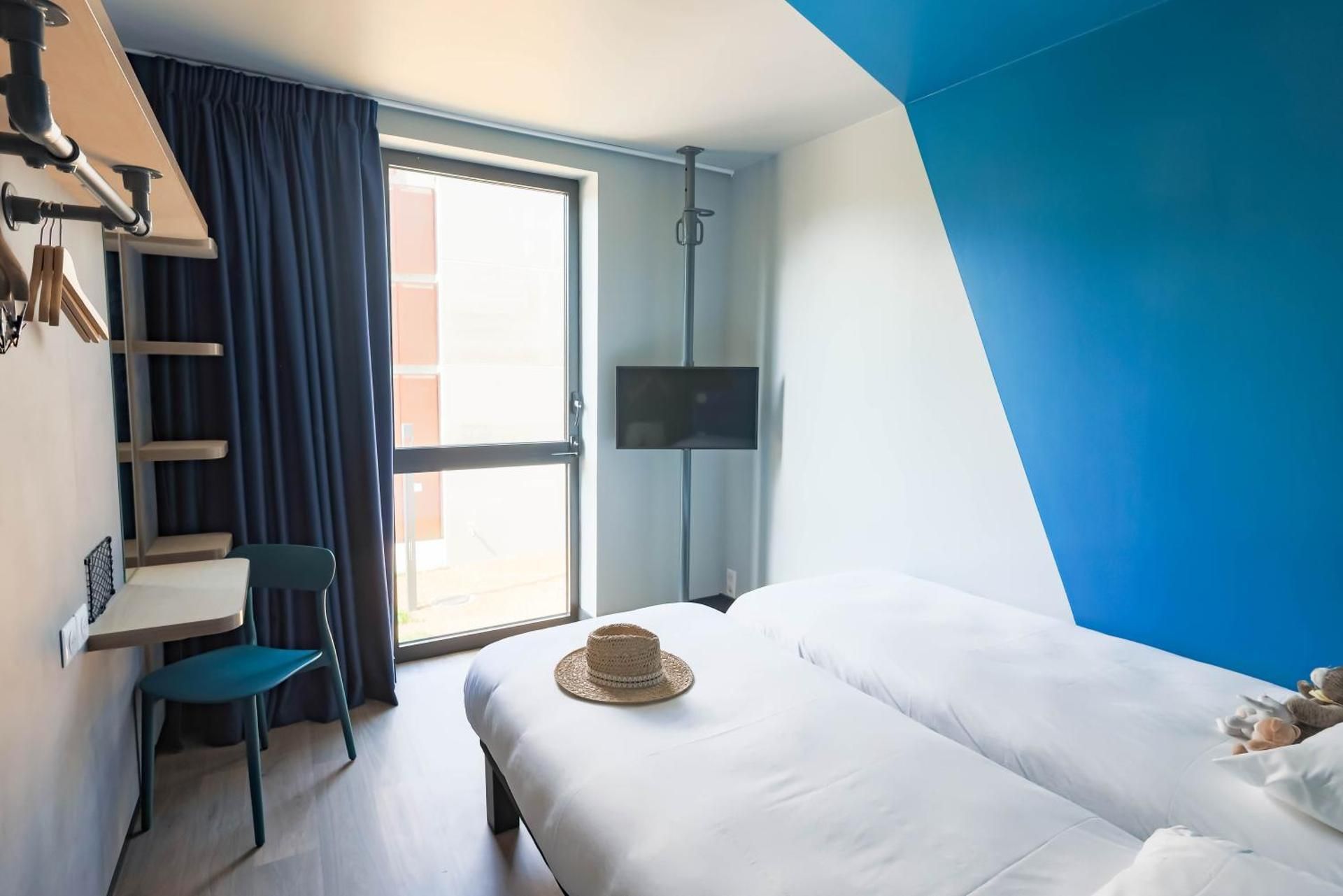 Bedroom with 2 single beds
