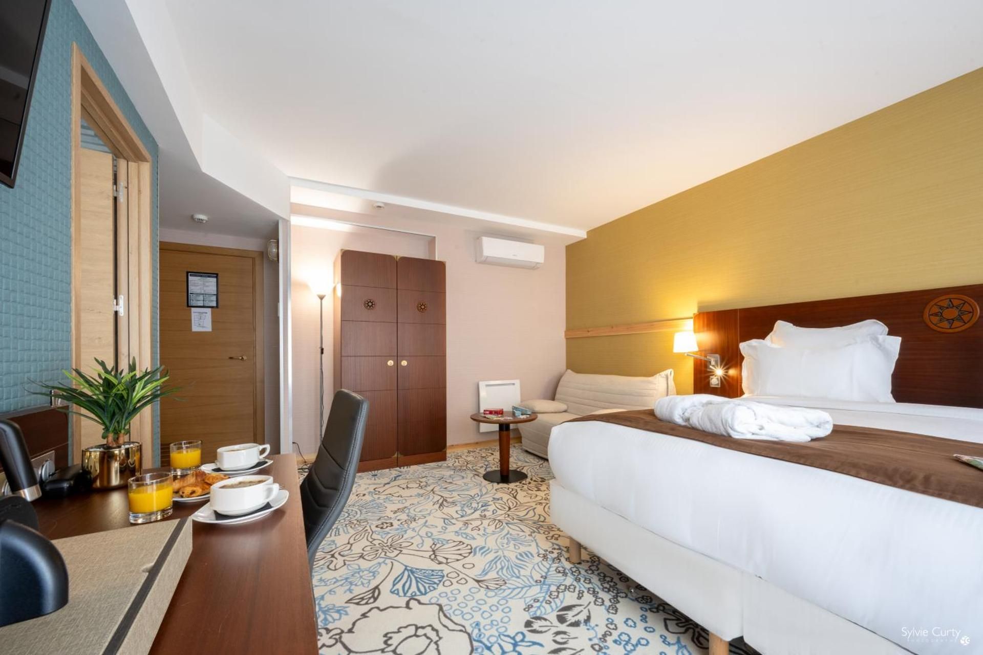 Junior Suite with Saint Nicolas street View