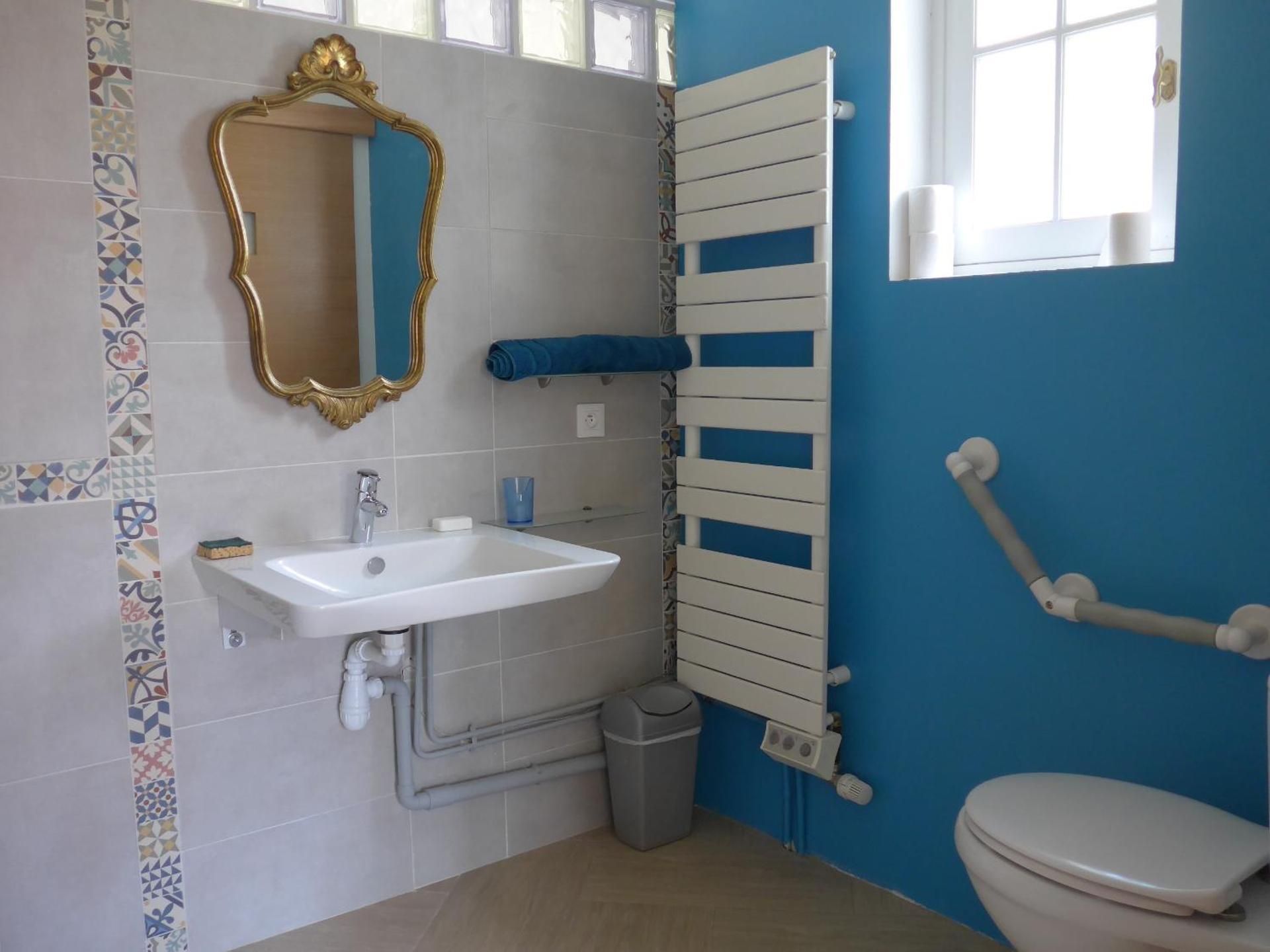 King Room with Roll-In Shower - Disability Access