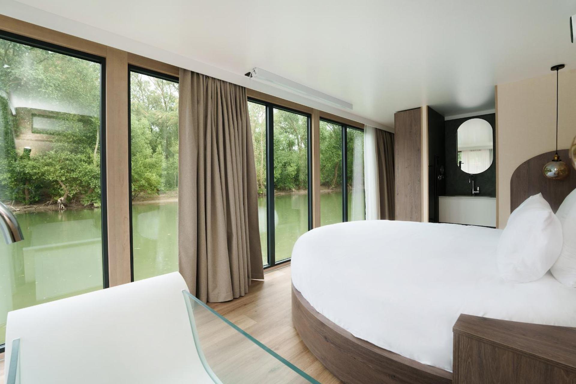 Panoramic Floating Suite Circle Bed – Spa Bath 