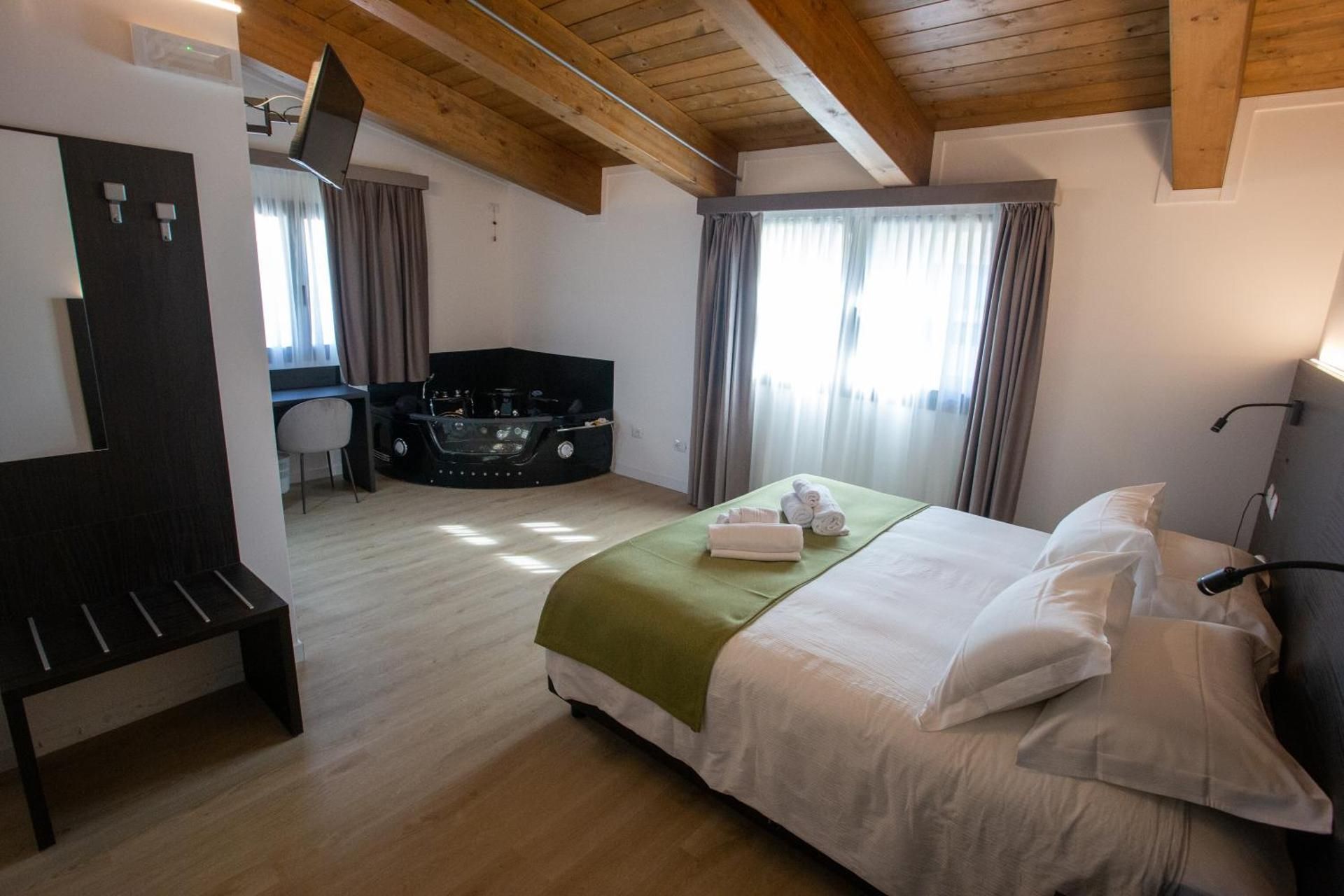 Deluxe Suite with Spa Bath
