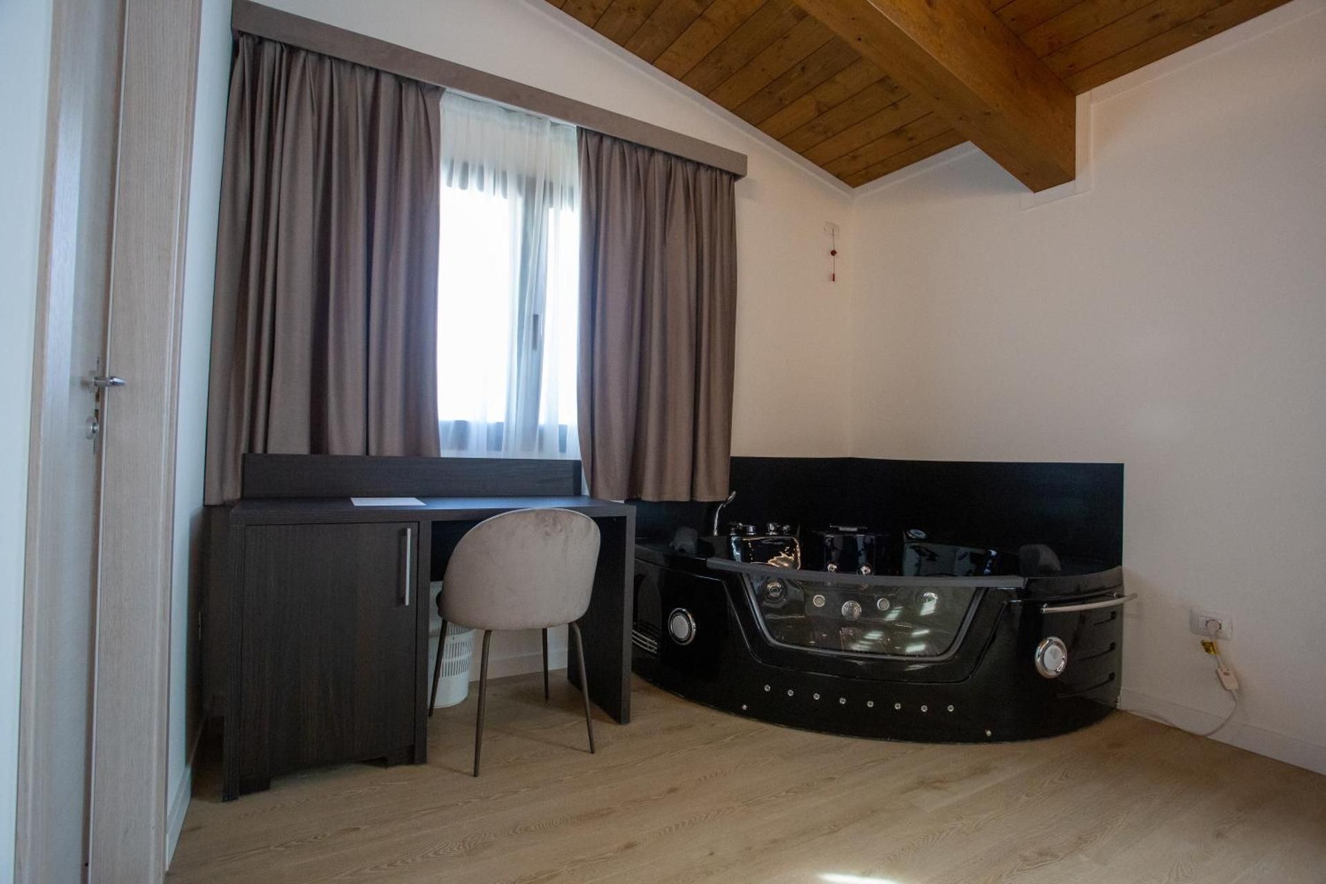 Deluxe Suite with Spa Bath