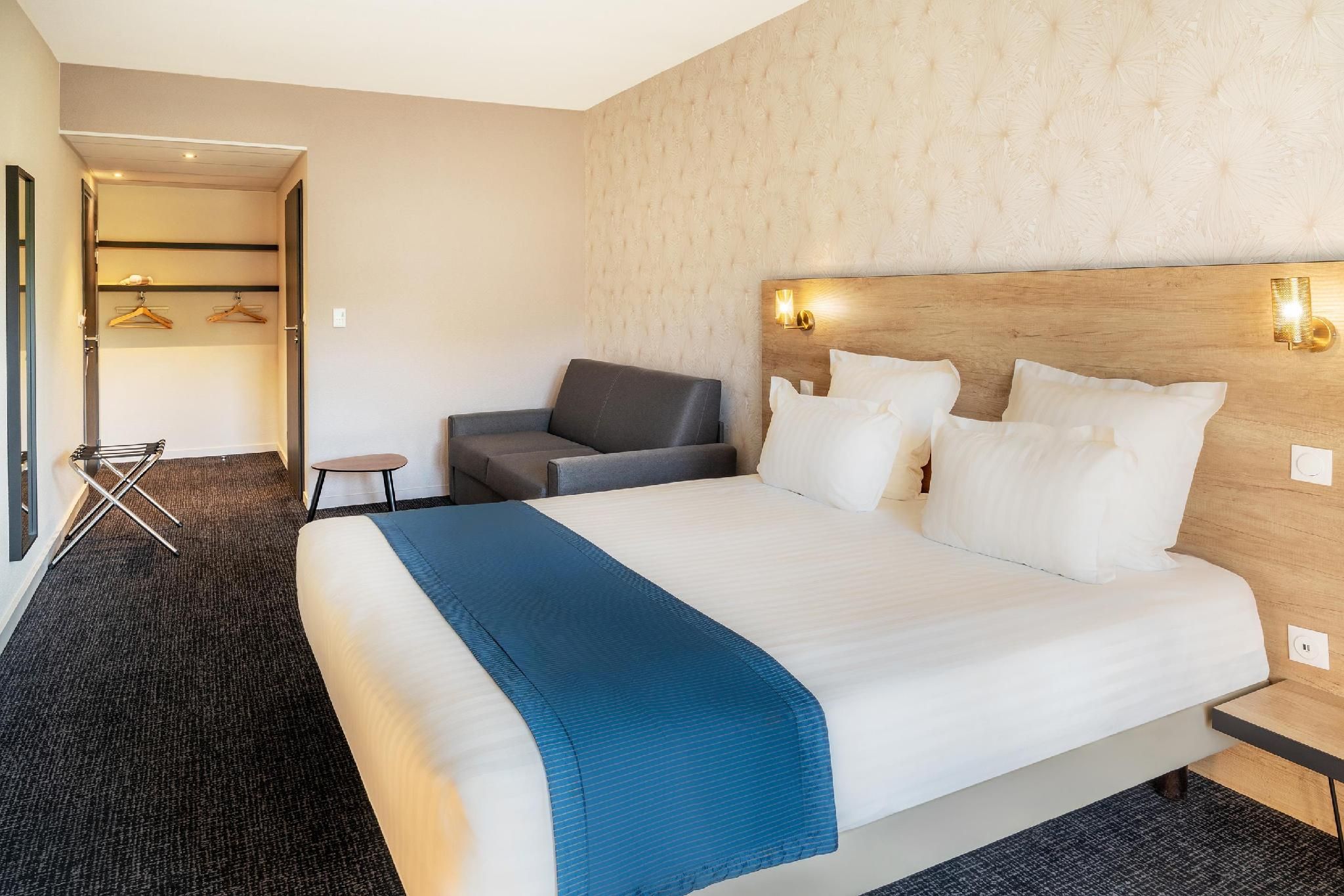 1 King Bed, Nonsmoking, Superior Room, Sofabed, Garden View