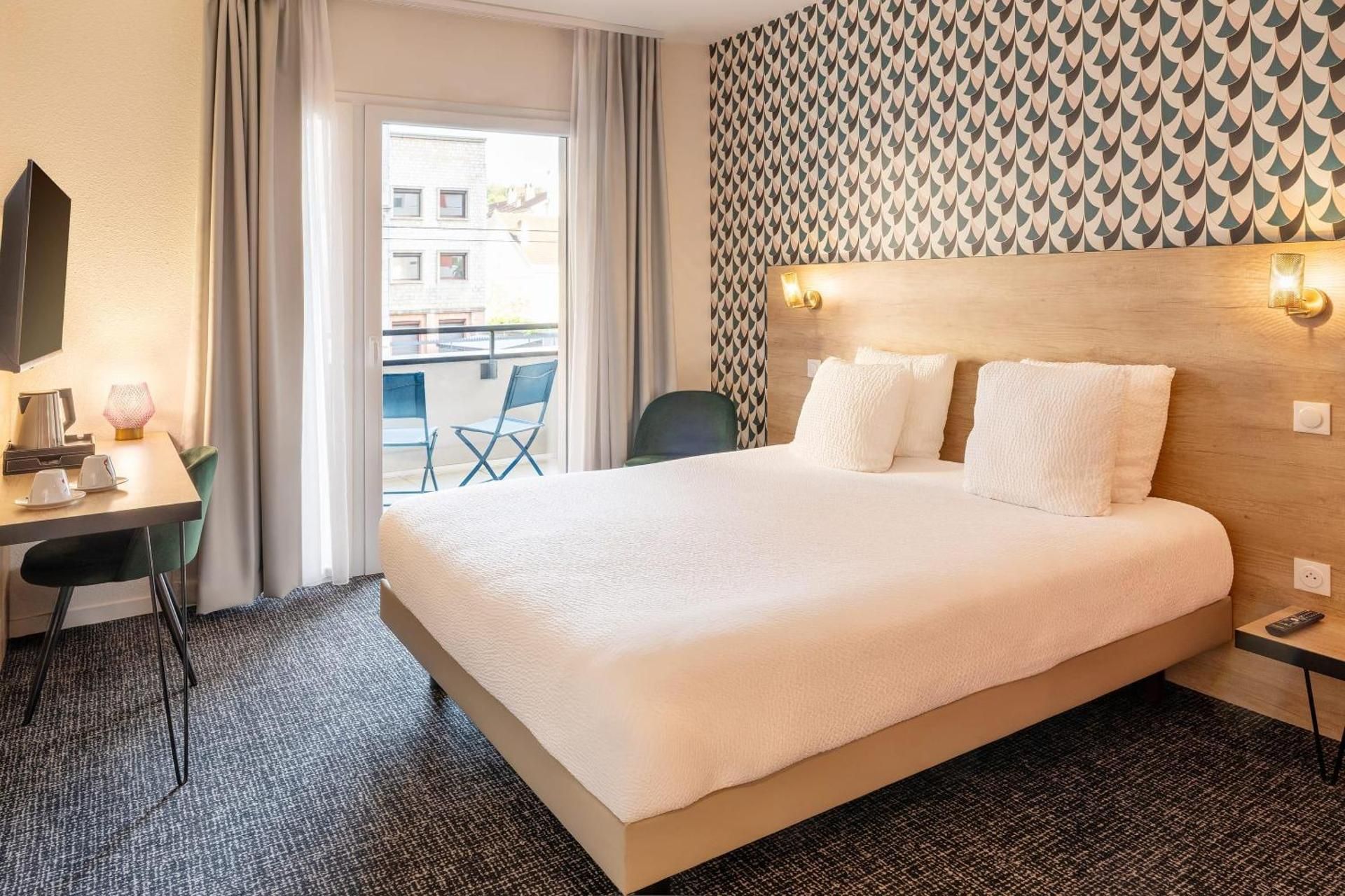 Standard Queen Room with Street View - Non-Smoking