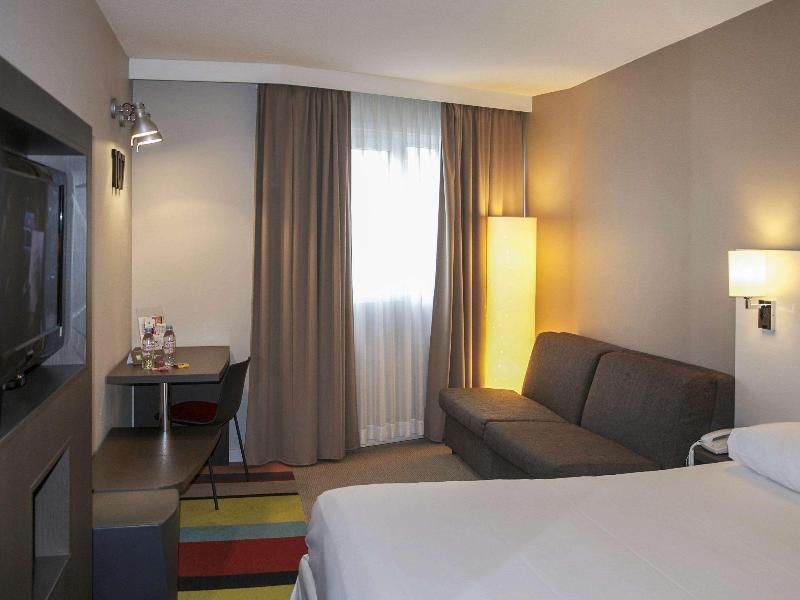 Family room with a double bed and a sofa bed for 2 children.