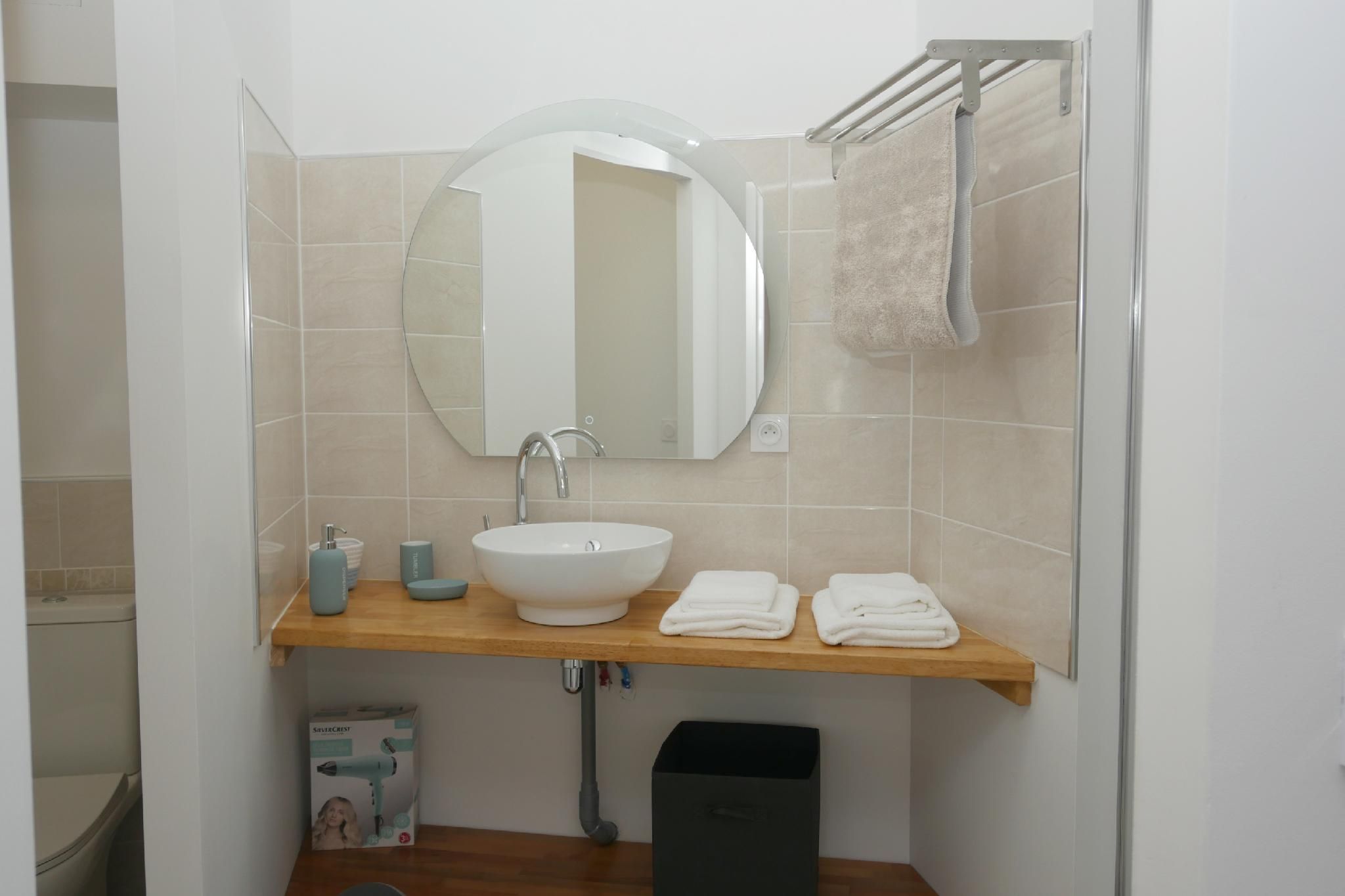 Le Rochegude - 1er Etage -Appartement-Confort-Salle d'eau