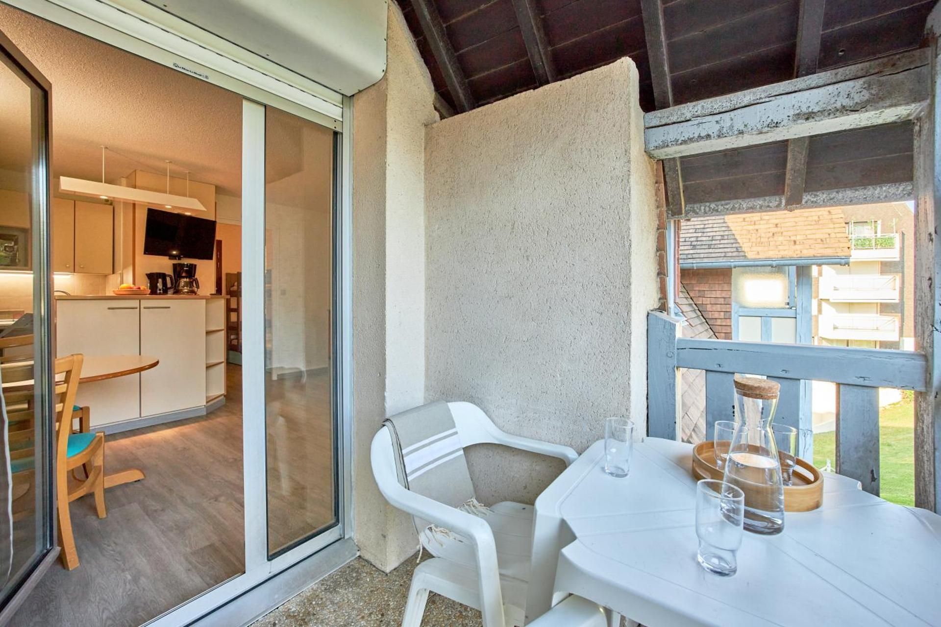 Studio with Sleeping Alcove and Terrace or Balcony (4 People)