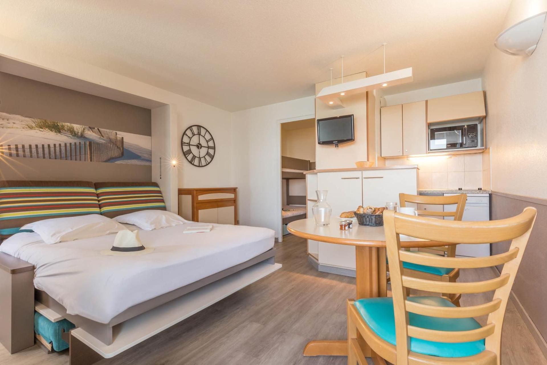 Studio with Sleeping Alcove and Terrace or Balcony - Sea View (4 People)