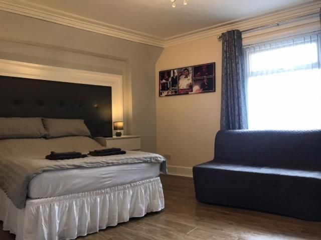 Double Room with Shared Bathroom (No Kitchen)