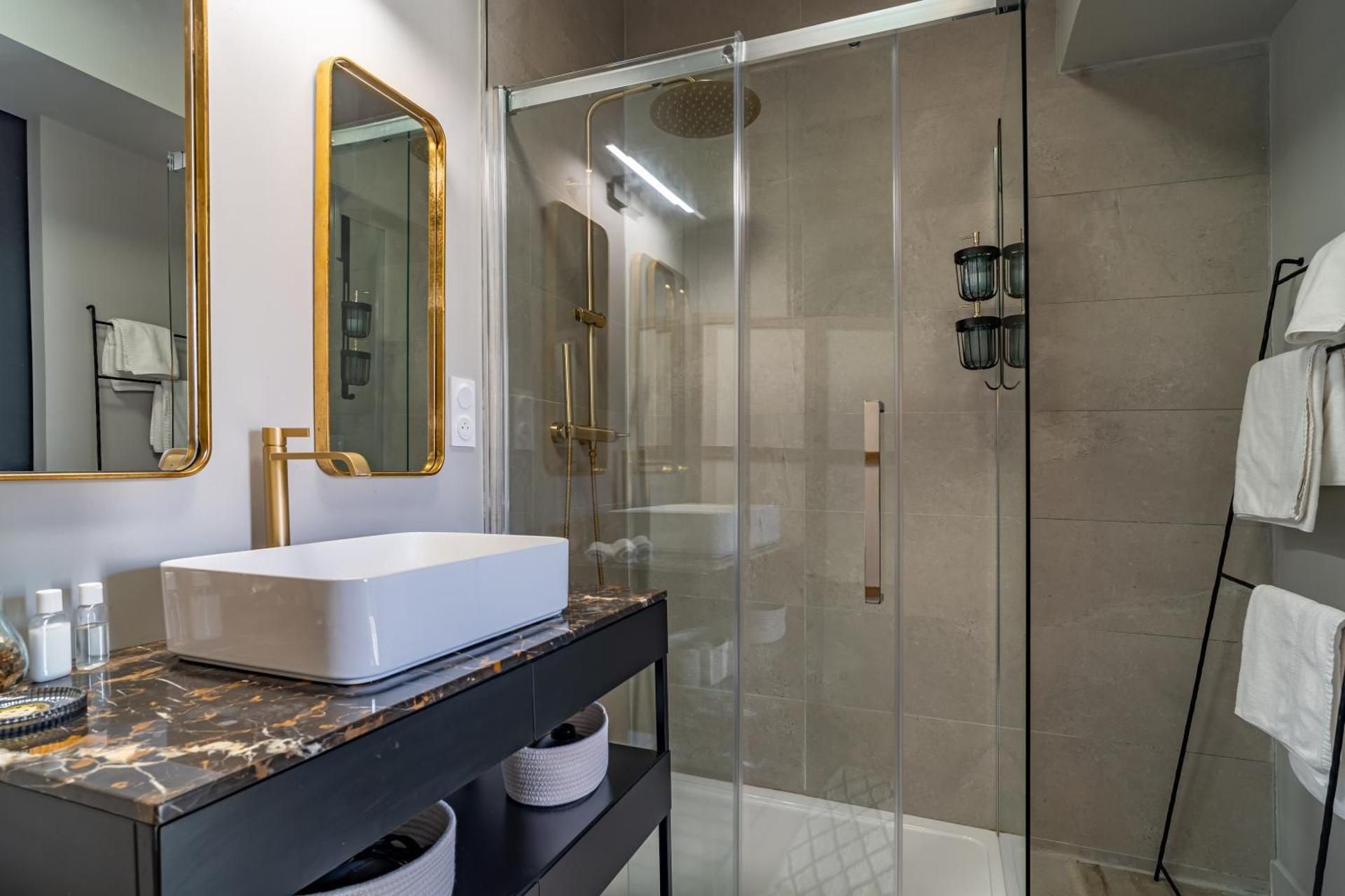 Deluxe Queen Suite