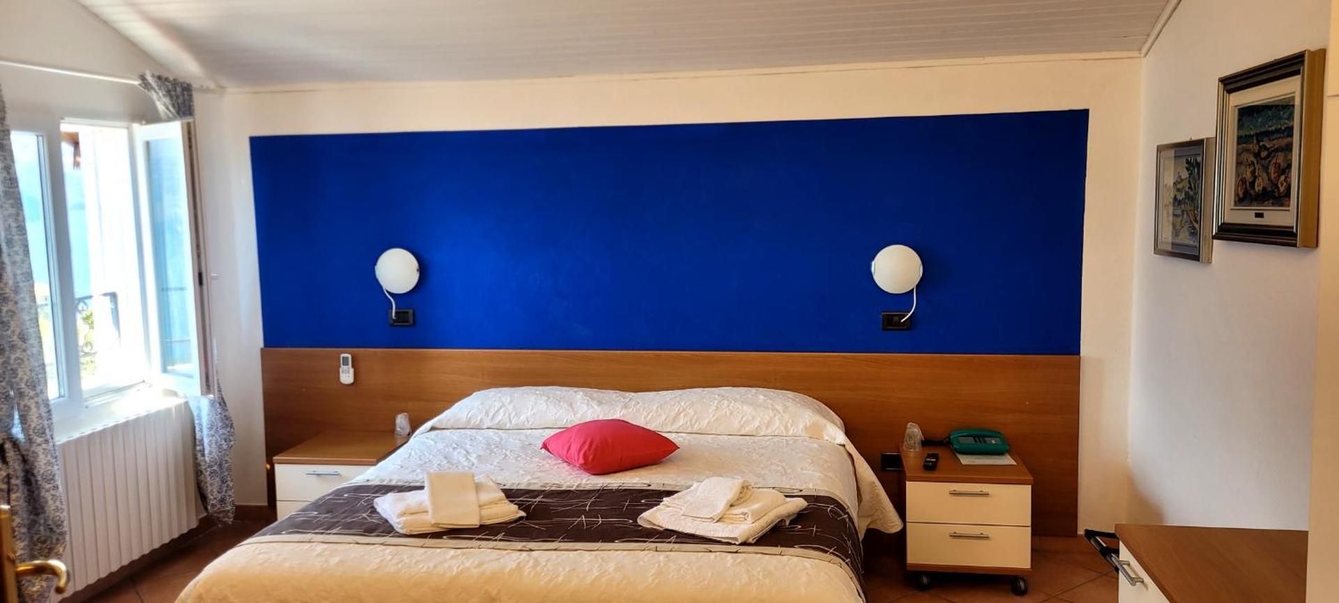 Classic Double or Twin Room with Lake View with Private External Bathroom