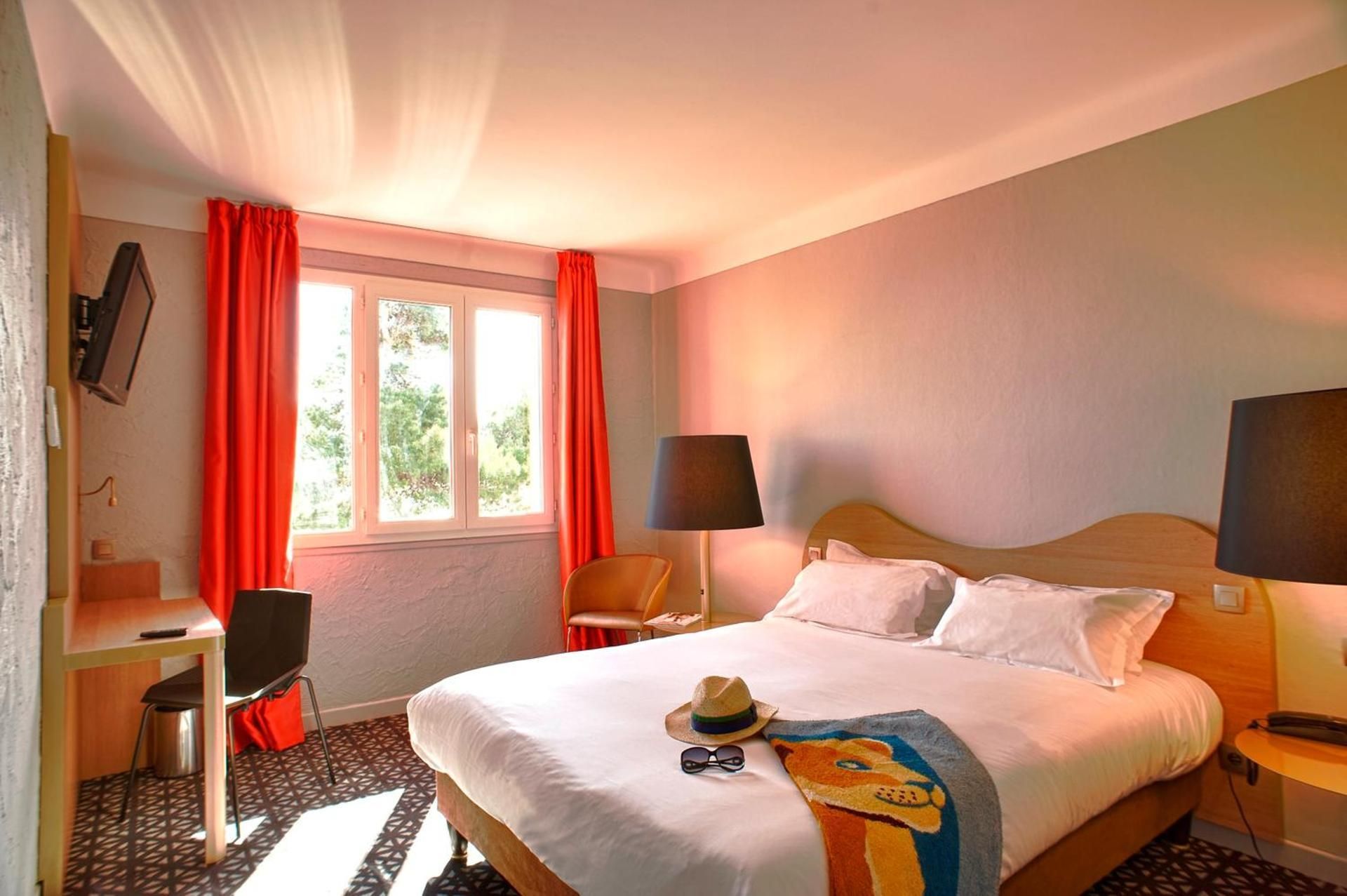 Double or Twin Room with Partial Sea View