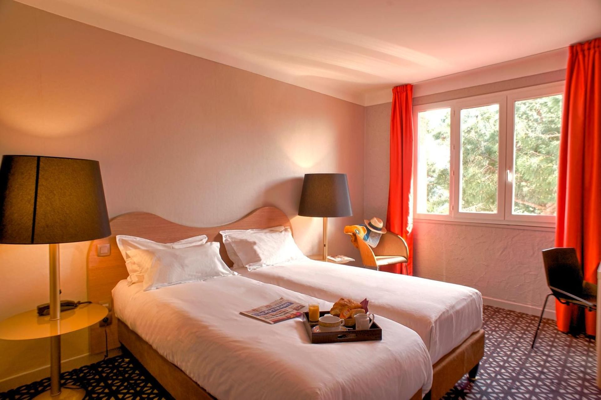 Double or Twin Room with Partial Sea View