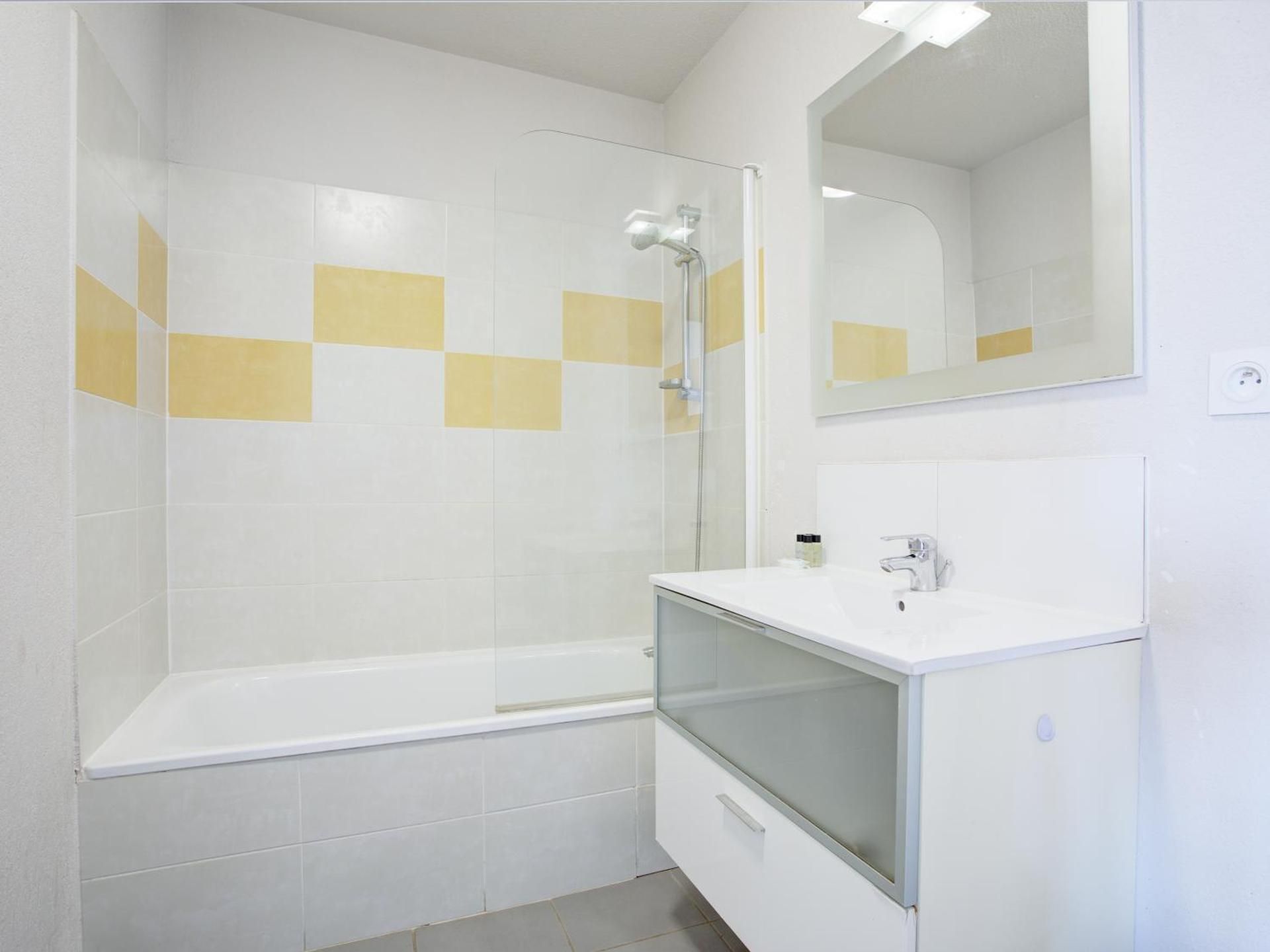 One-Bedroom Apartment - 4 Adults with Air-Conditioning