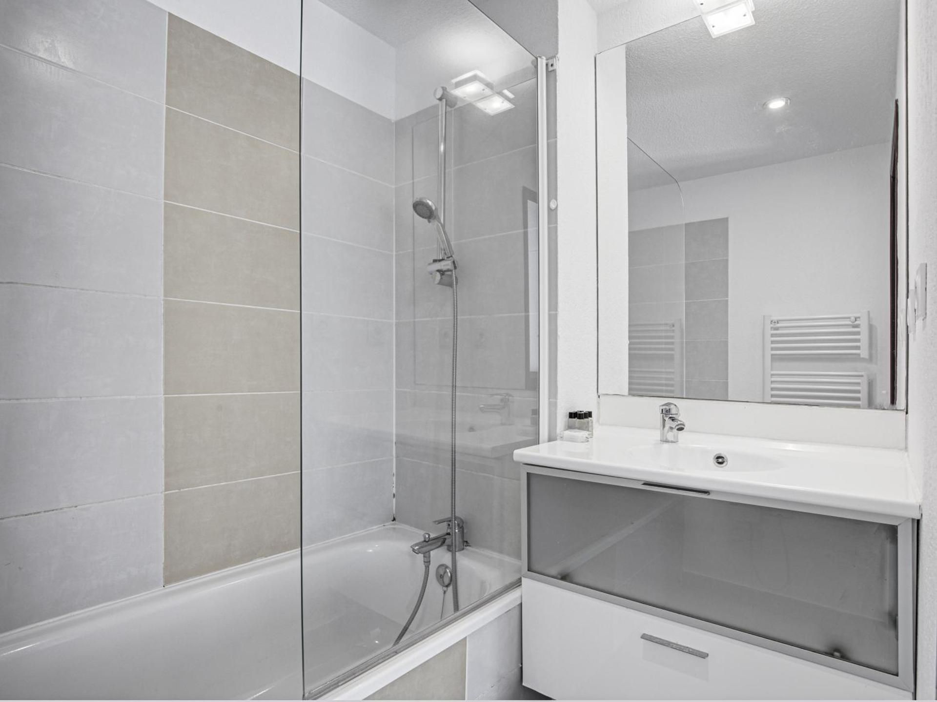 Two-Bedroom House - 6 Adults with Air-Conditioning