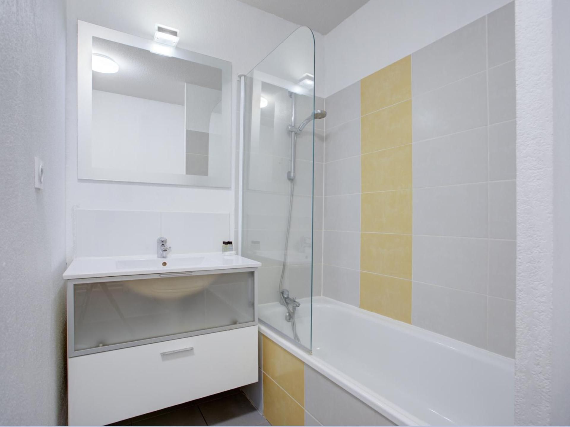 One-Bedroom Apartment - 6 Adults with Air-Conditioning