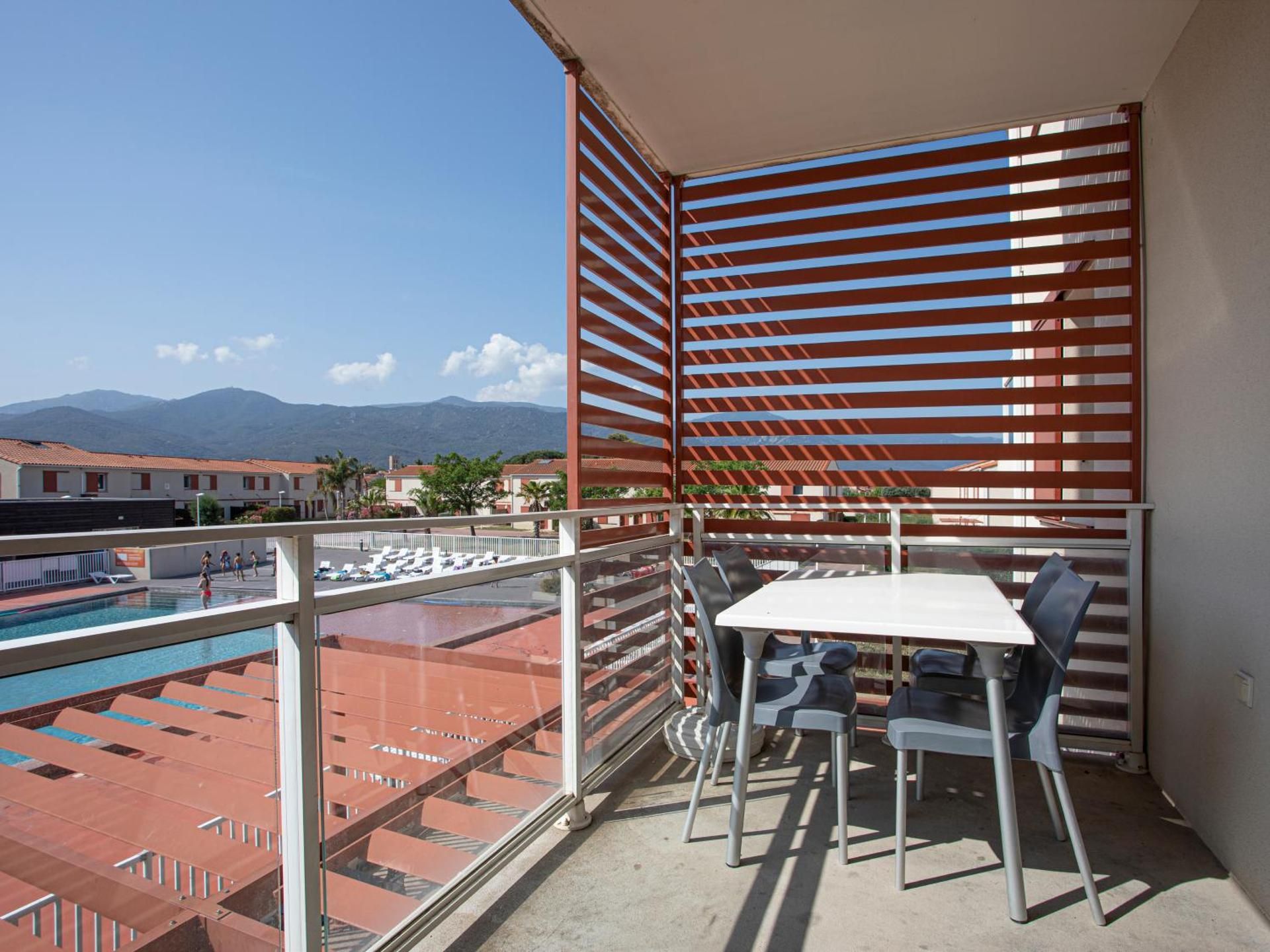 One-Bedroom Apartment - 6 Adults with Air-Conditioning