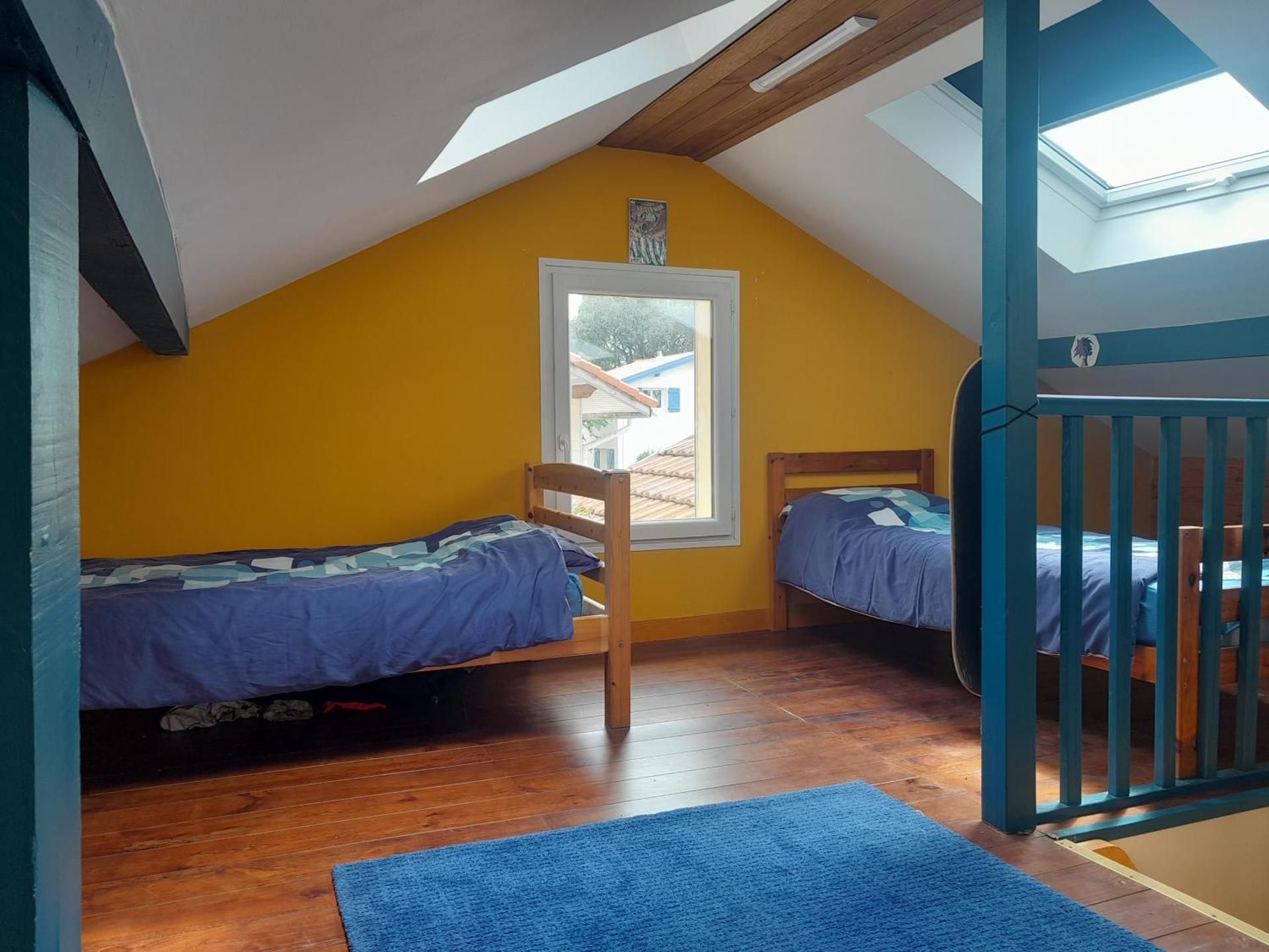 Single Bed in Mixed Dormitory Room