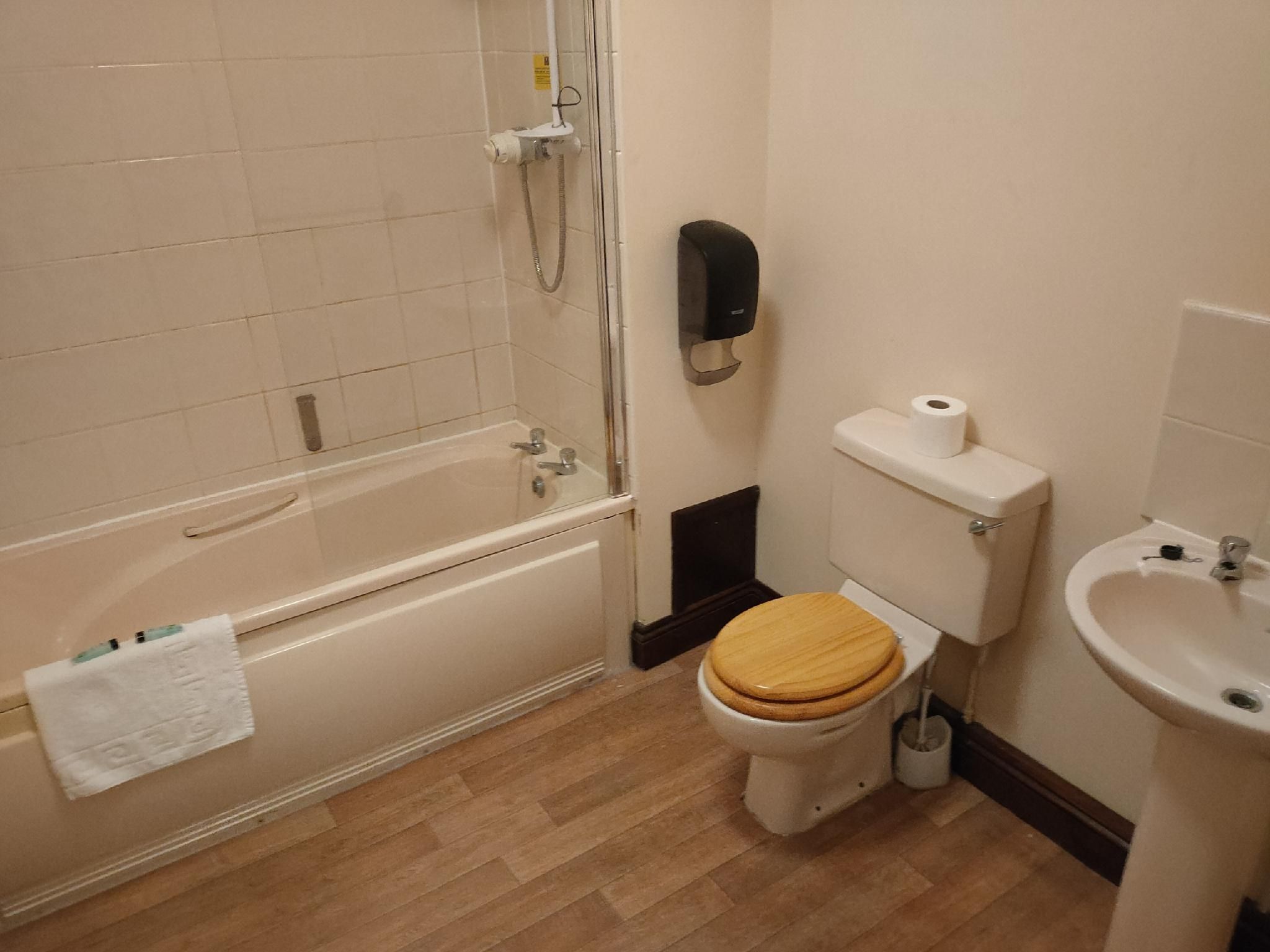 The Brunel Family room-Deluxe-Ensuite-Street View 3