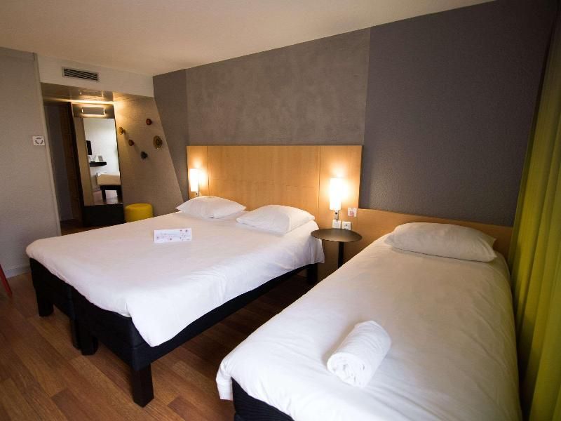 Room with 1 double bed and 1 single bed