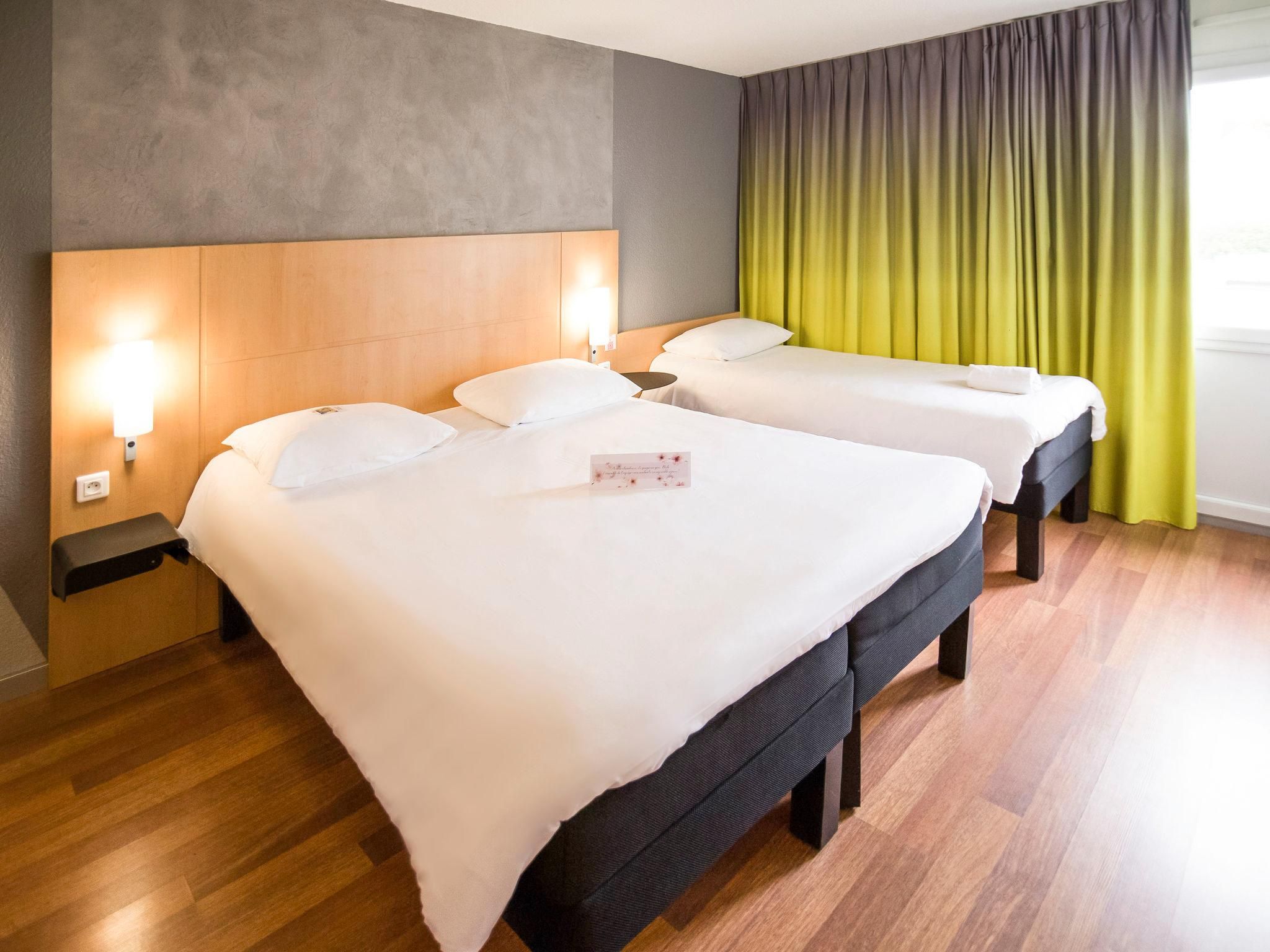 Room with 1 double bed and 1 single bed