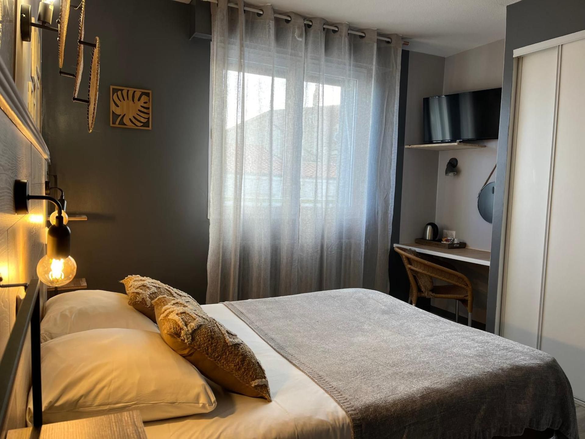 Double Room with Partial Sea View