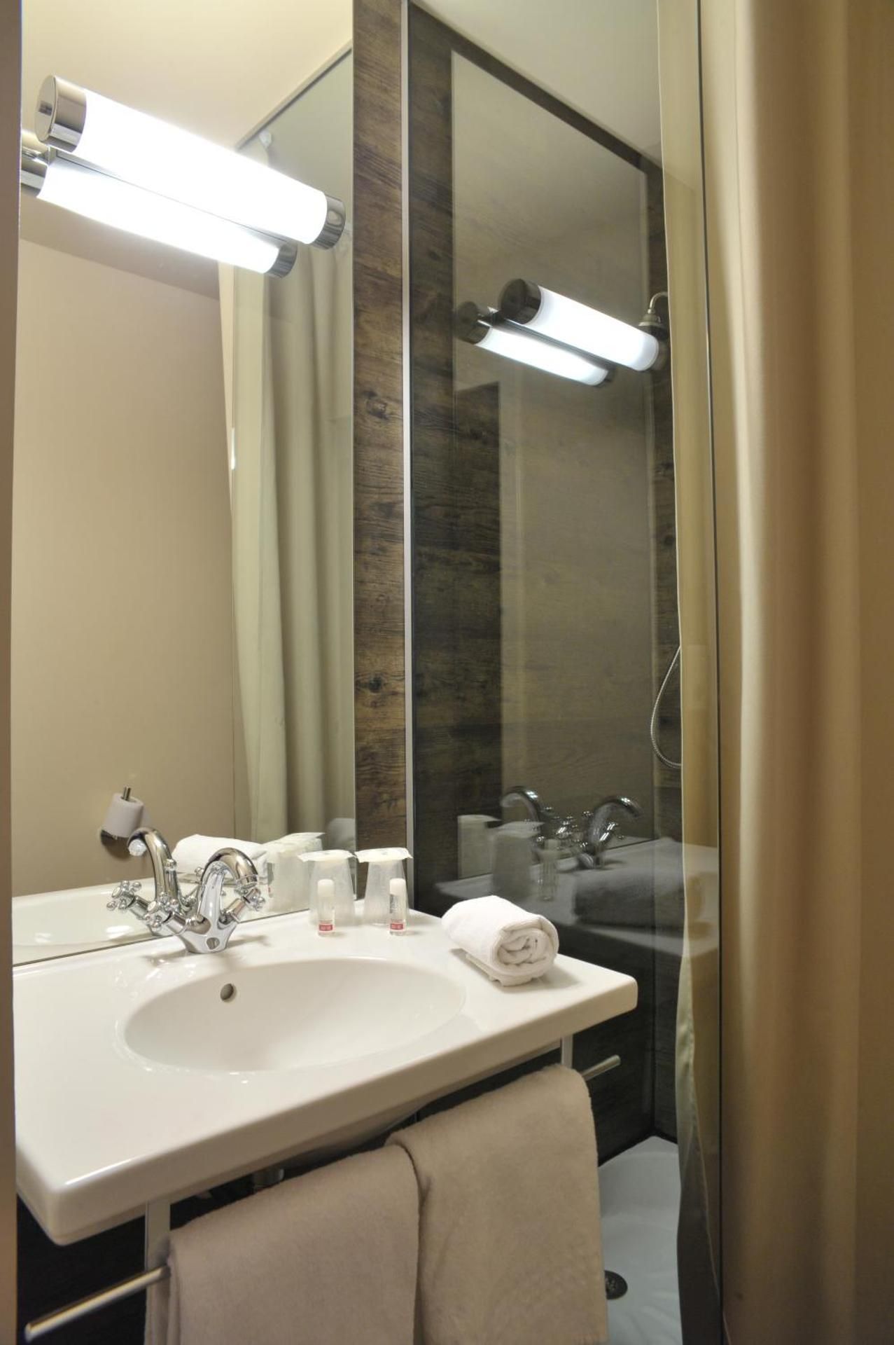 Brit Hotel Essentiel Cholet Standard Triple Room 2