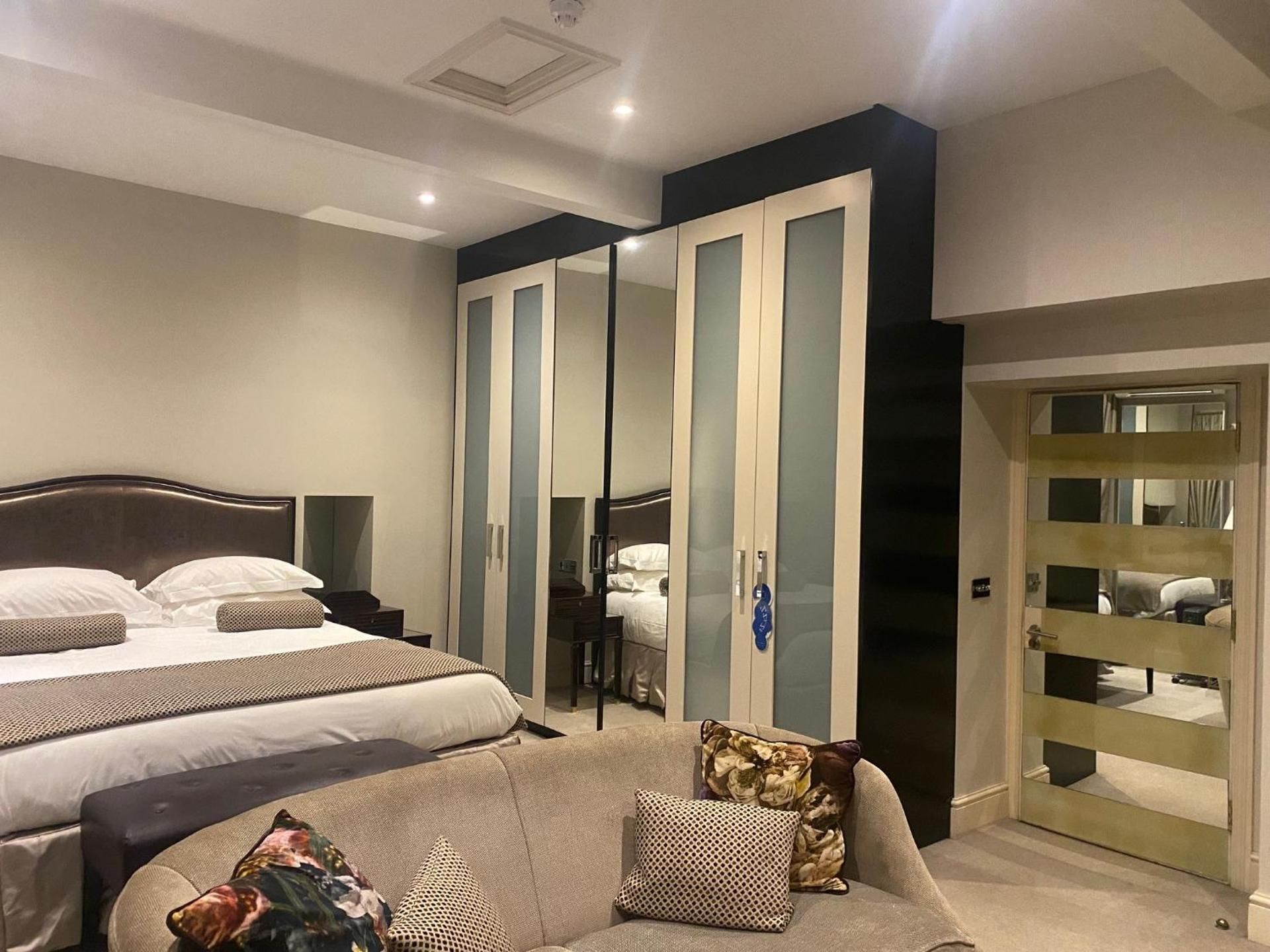 Charlton House Suite 3