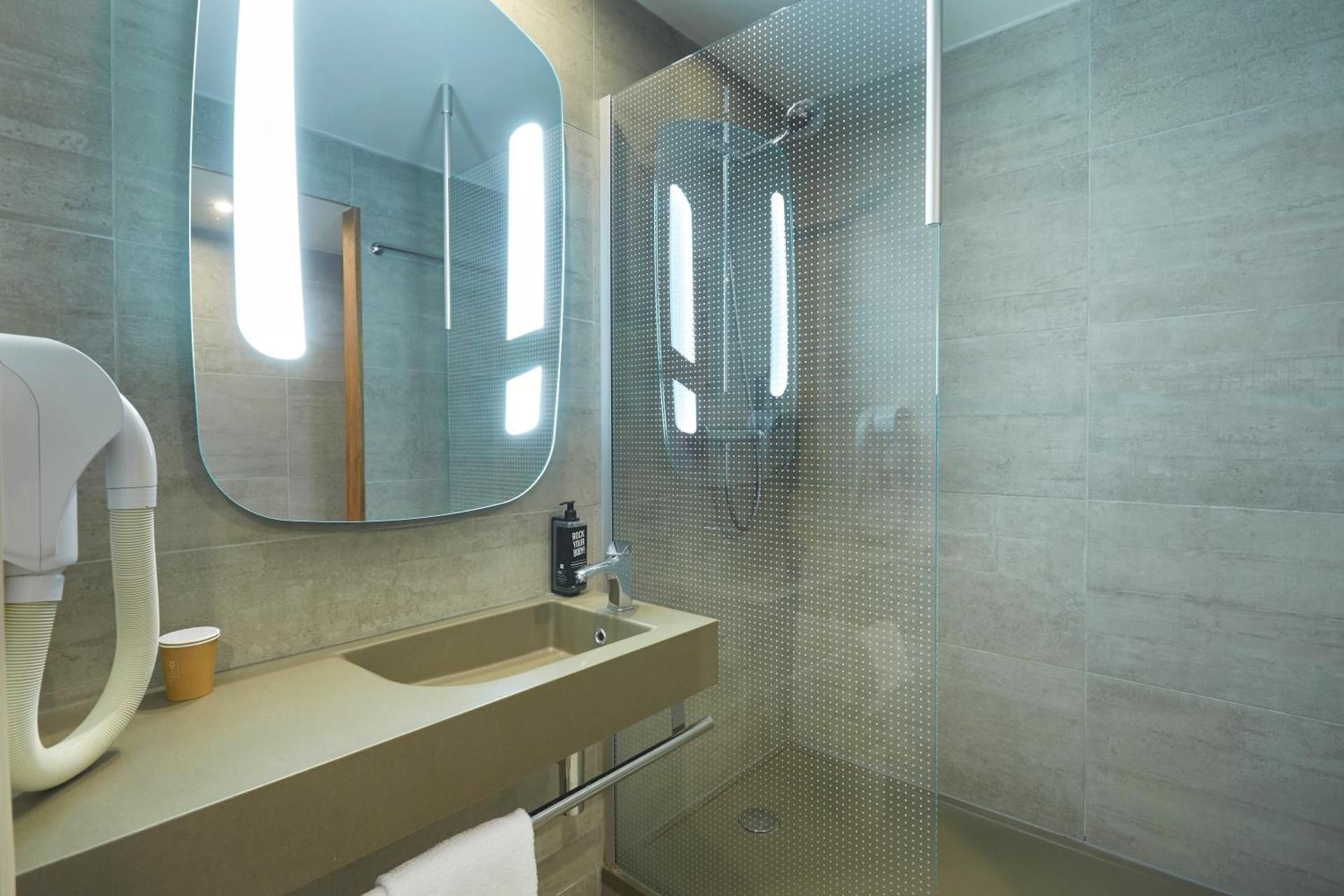 ibis Annemasse Standard Room with One Double Bed 3