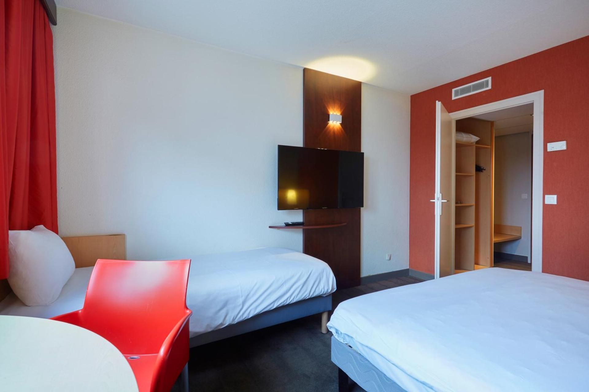 ibis Annemasse Standard Room with one double bed and one single bed 2