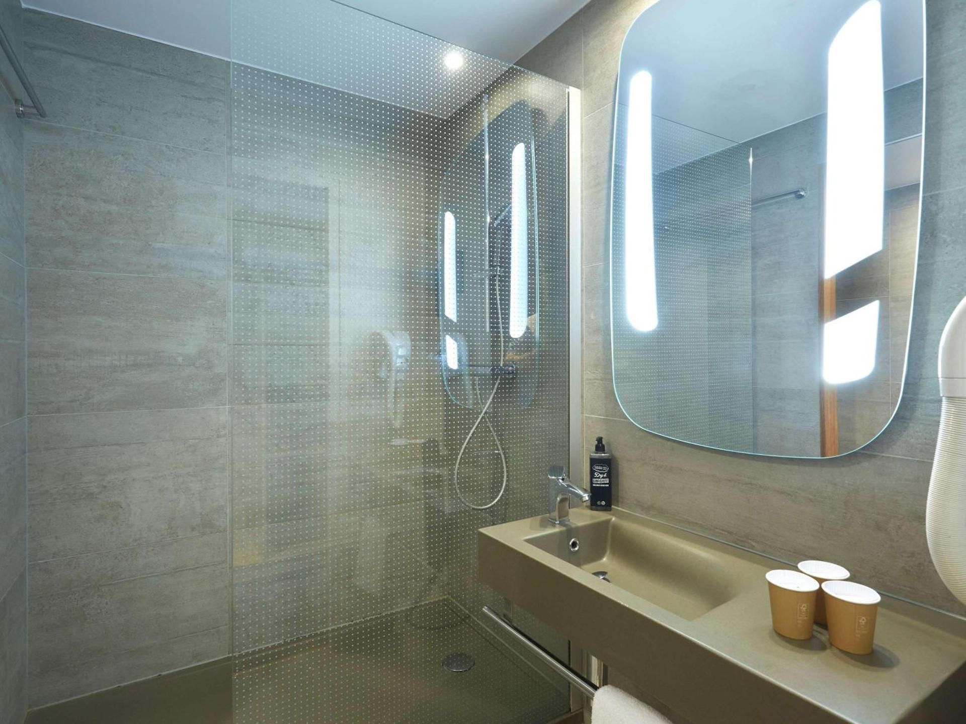 ibis Annemasse Standard Room with one double bed and one single bed 3