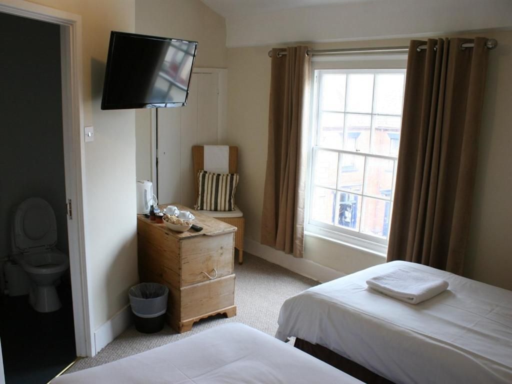 The White Bear Twin Room with Private Bathroom 2