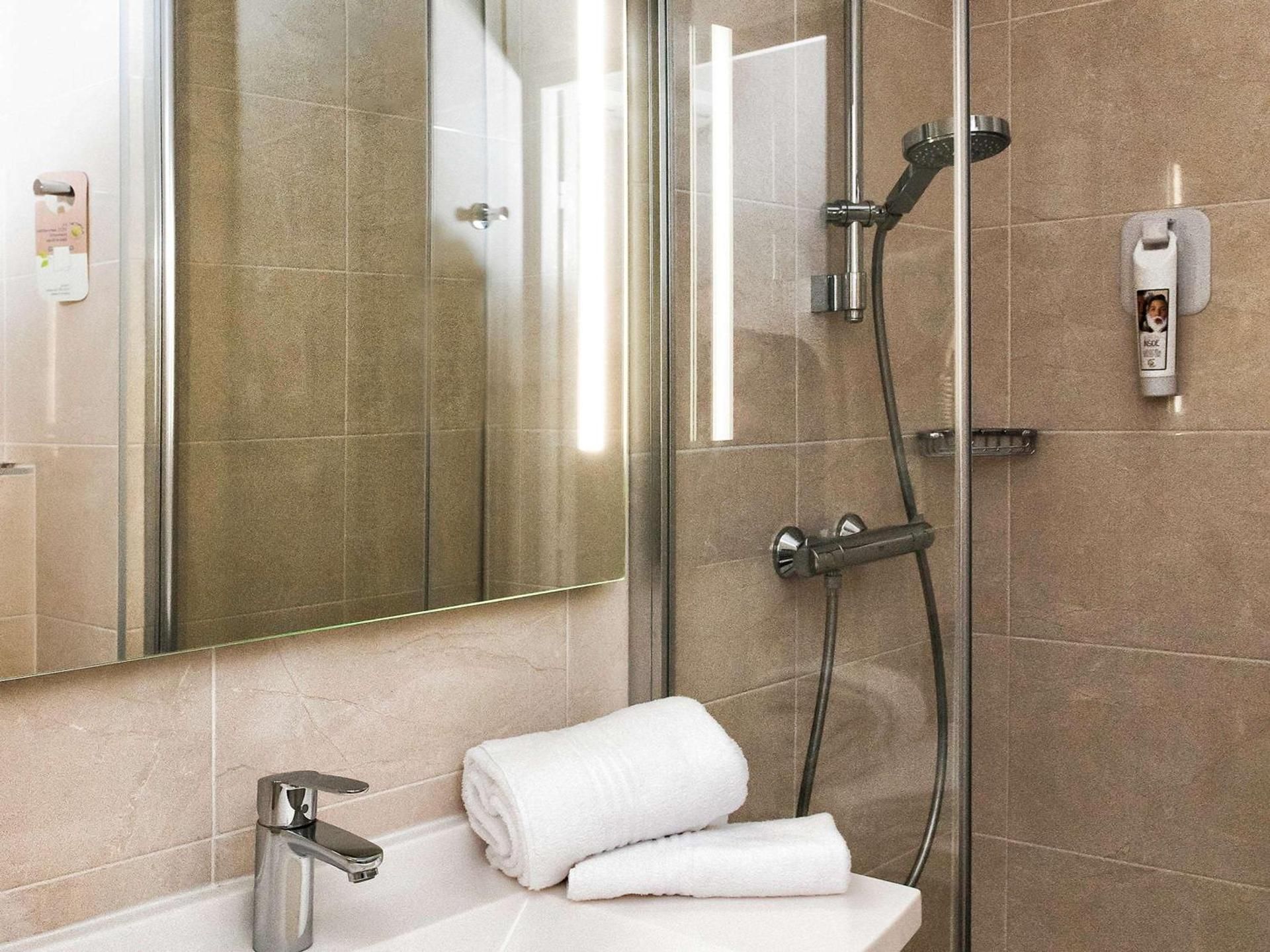 ibis Styles Rouen Nord Barentin Standard Family Suite with Two Connecting Rooms 3