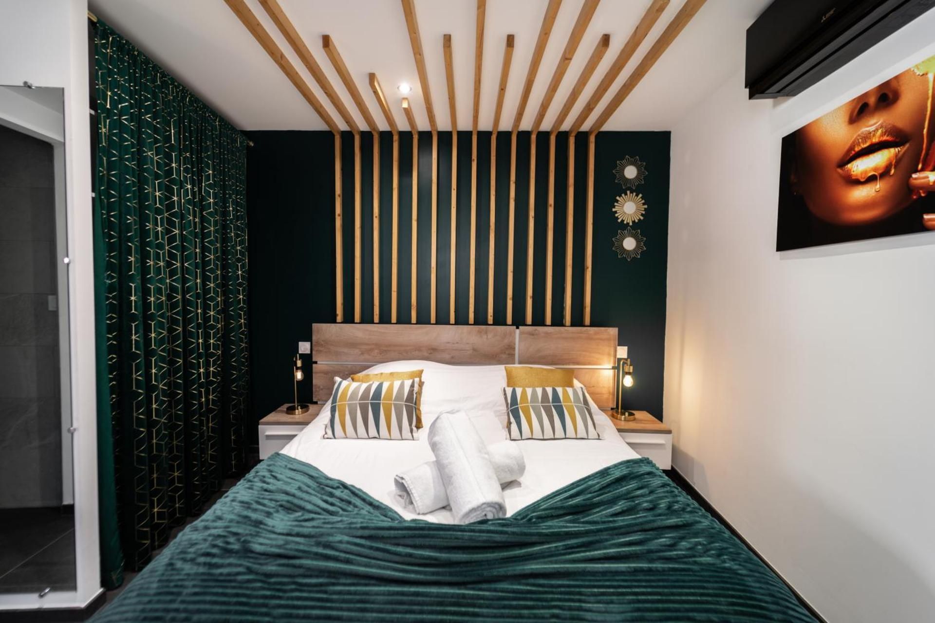 Deluxe One-Bedroom Apartment